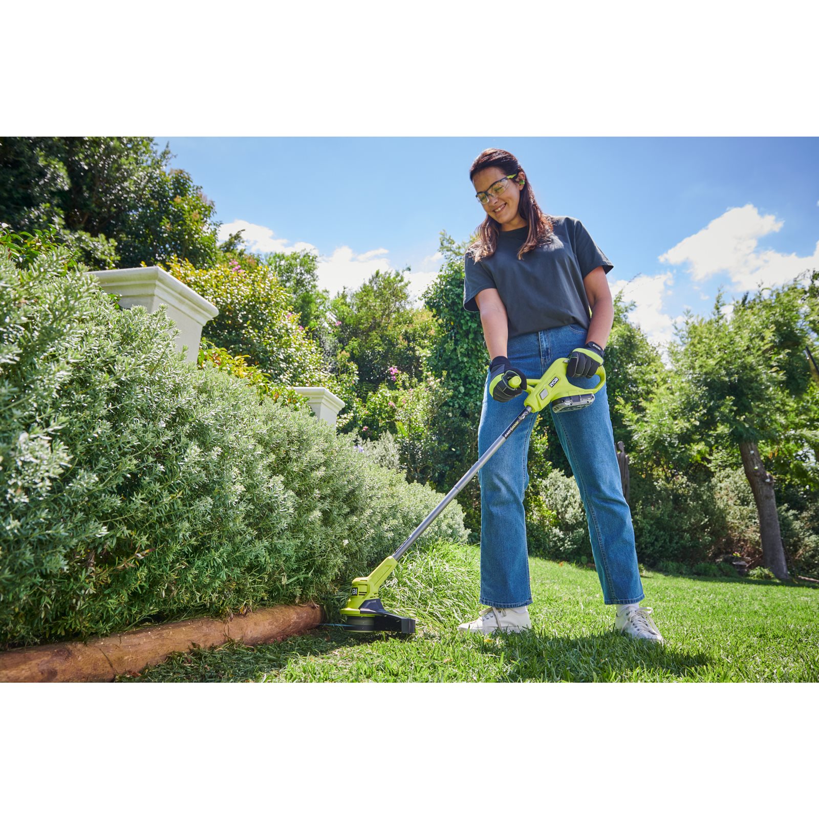 Trimmer iarbă 18V ONE+, lățime tăiere 23cm Ryobi RY18LT23A-0 - in utilizare 2
