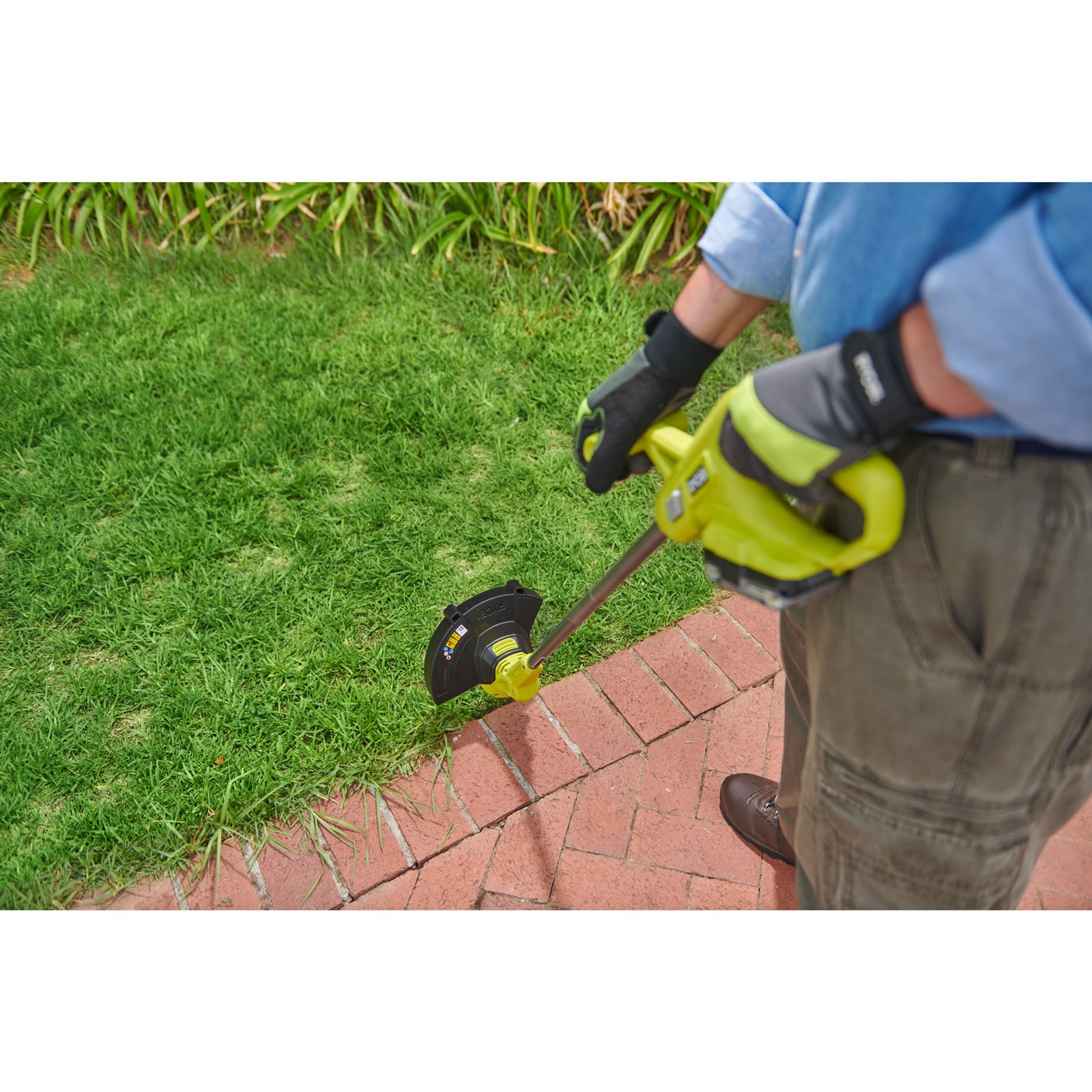 Trimmer iarbă 18V ONE+, lățime tăiere 23cm Ryobi RY18LT23A-0 - in utilizare 4