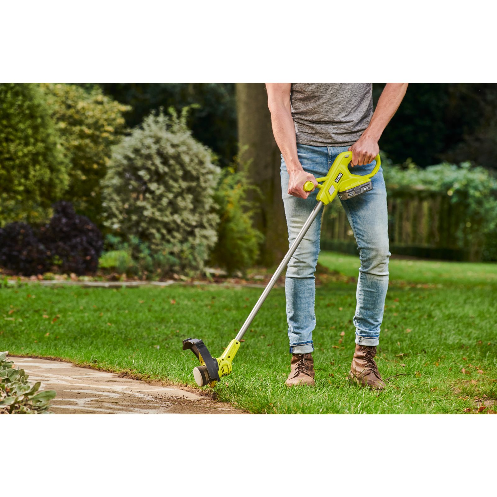 Trimmer iarbă 18V ONE+, lățime tăiere 23cm Ryobi RY18LT23A-0 - in utilizare 5