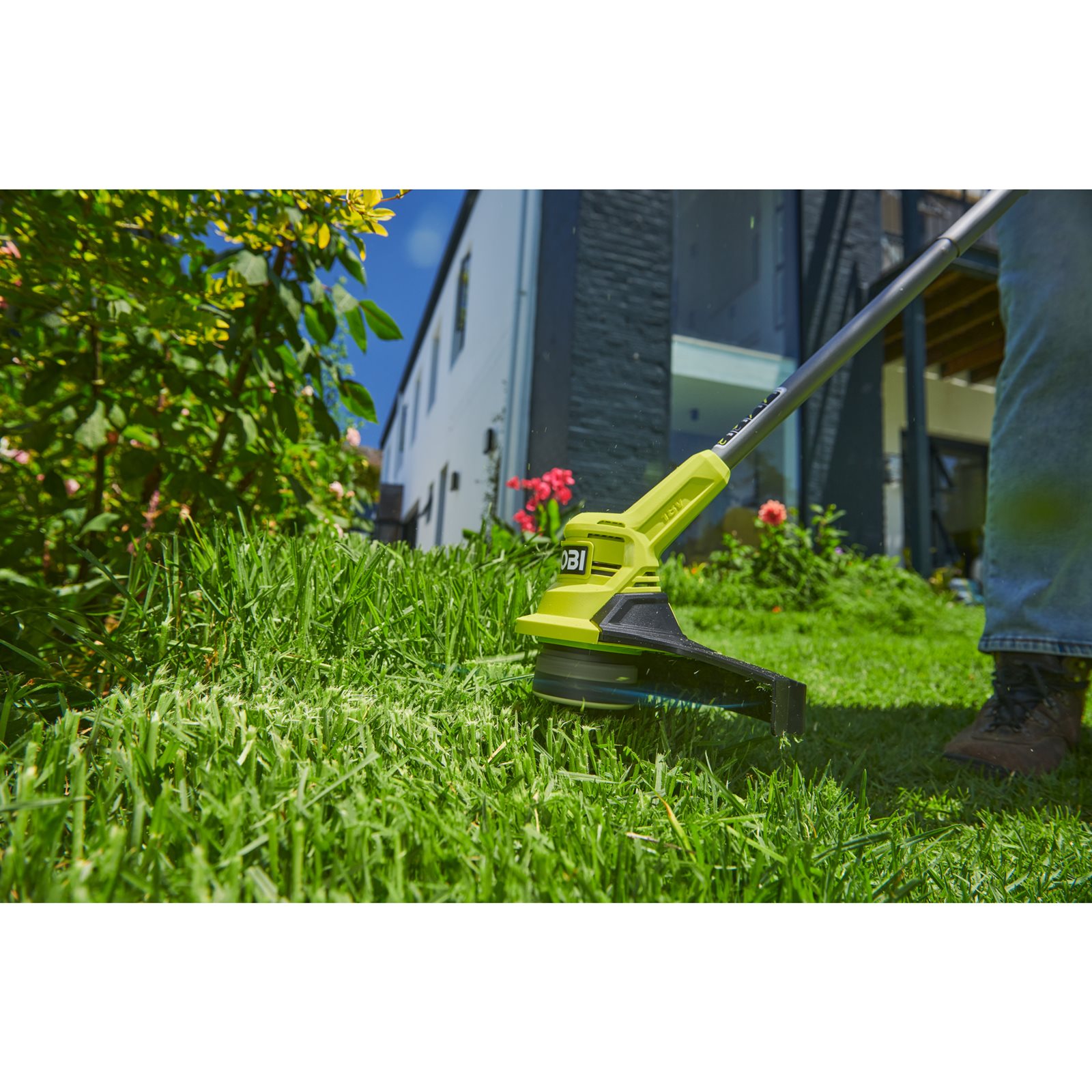 Trimmer iarbă 18V ONE+, lățime tăiere 23cm Ryobi RY18LT23A-0 - in utilizare 6