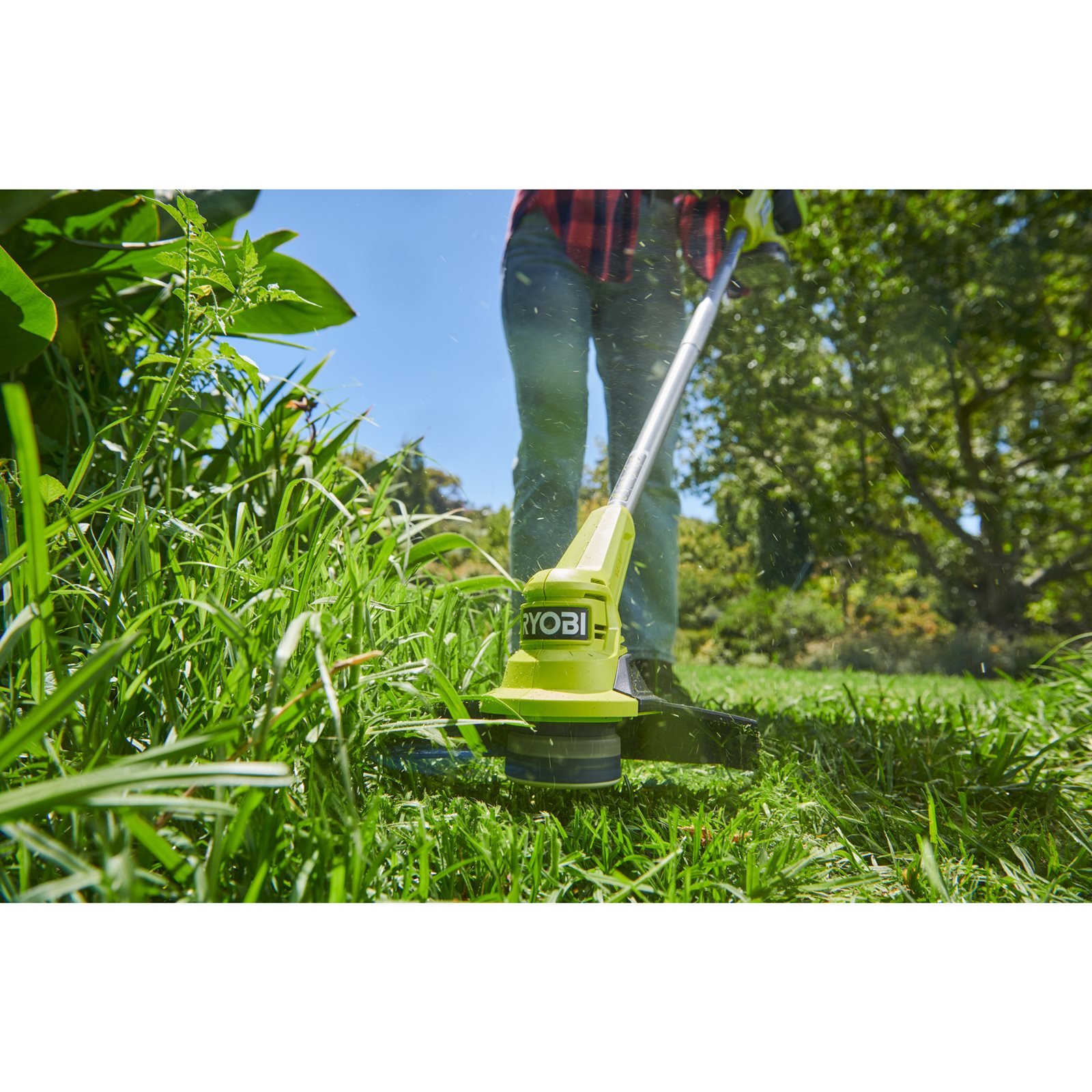Trimmer iarbă 18V ONE+, lățime tăiere 23cm (1 x 2,0 Ah) Ryobi RY18LT23A-120 - in utilizare 1