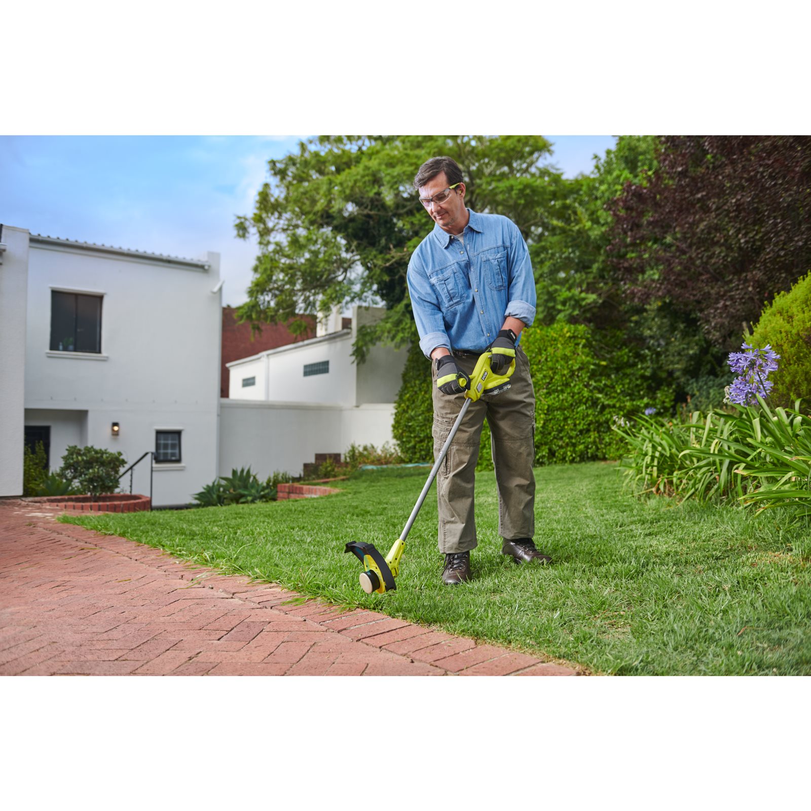 Trimmer iarbă 18V ONE+, lățime tăiere 23cm (1 x 2,0 Ah) Ryobi RY18LT23A-120 - in utilizare 3