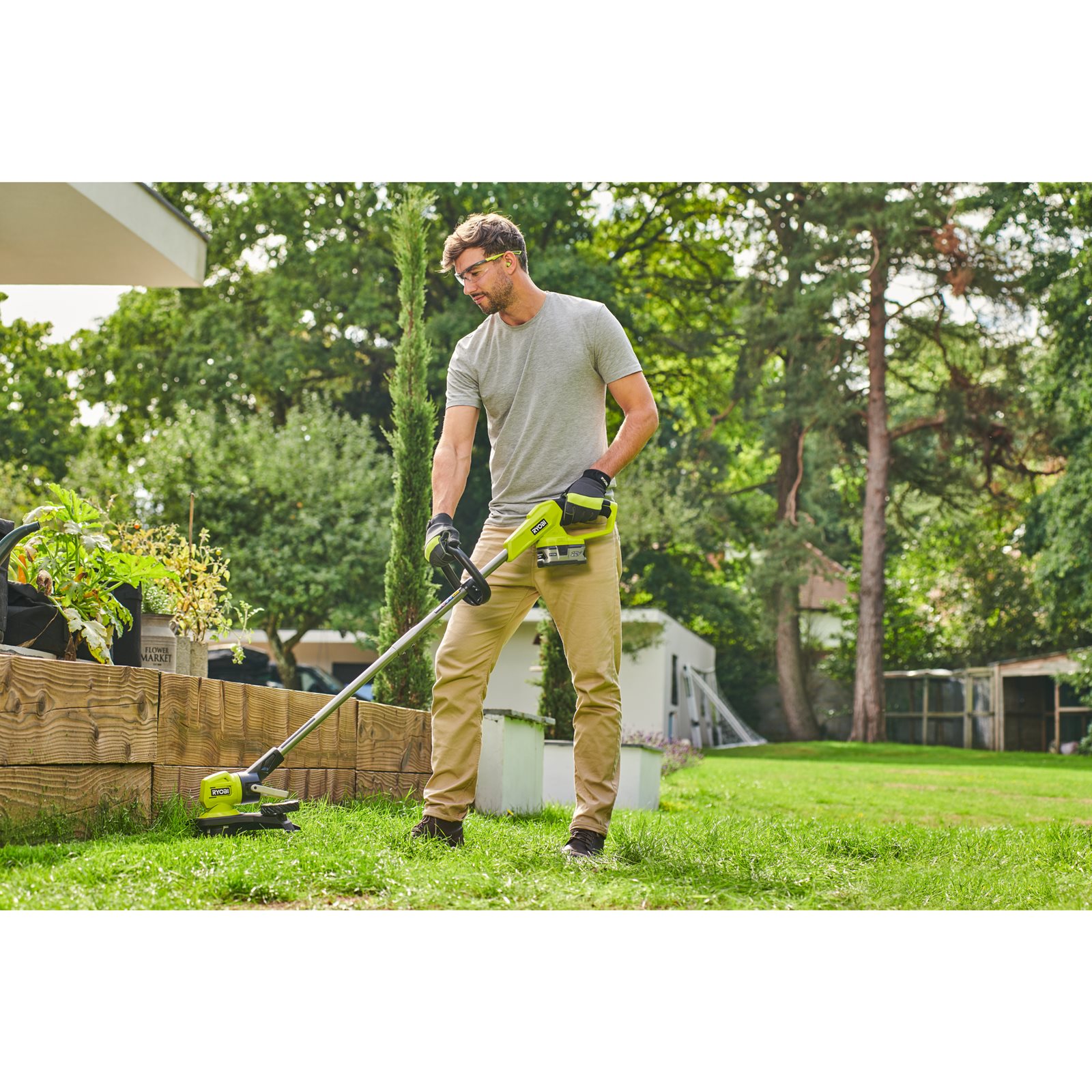 Trimmer cu fir fără cablu de 33 cm EasyEdge de 18 V, fără cablu Ryobi RY18LT33A-0 - in utilizare 1