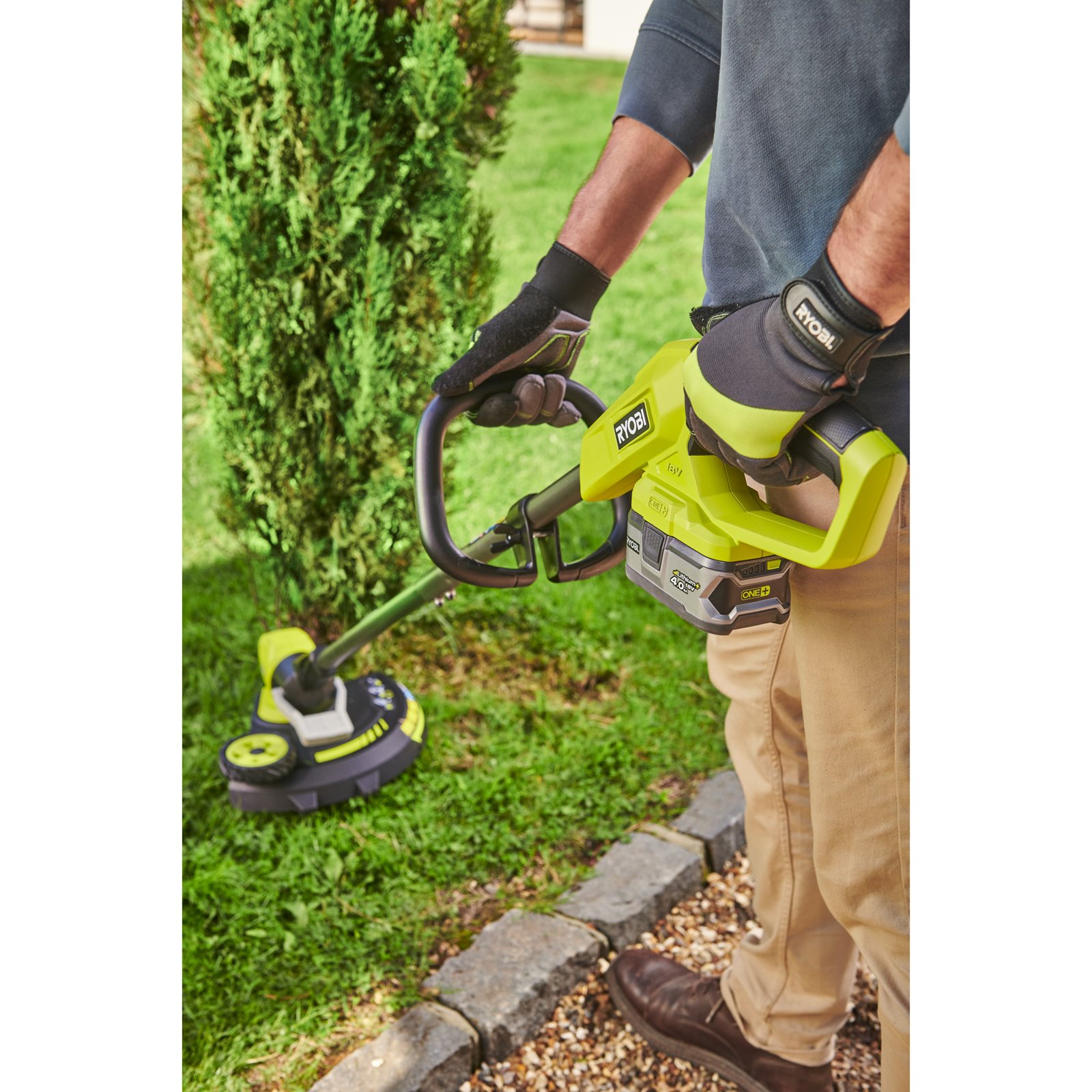 Trimmer cu fir fără cablu de 33 cm EasyEdge de 18 V, fără cablu Ryobi RY18LT33A-0 - in utilizare 3