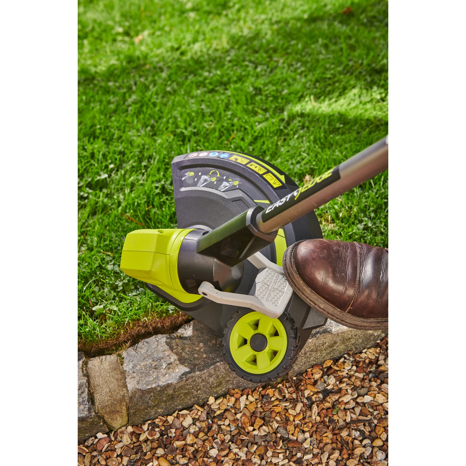 Trimmer cu fir fără cablu de 33 cm EasyEdge de 18 V, fără cablu Ryobi RY18LT33A-0 - in utilizare 4