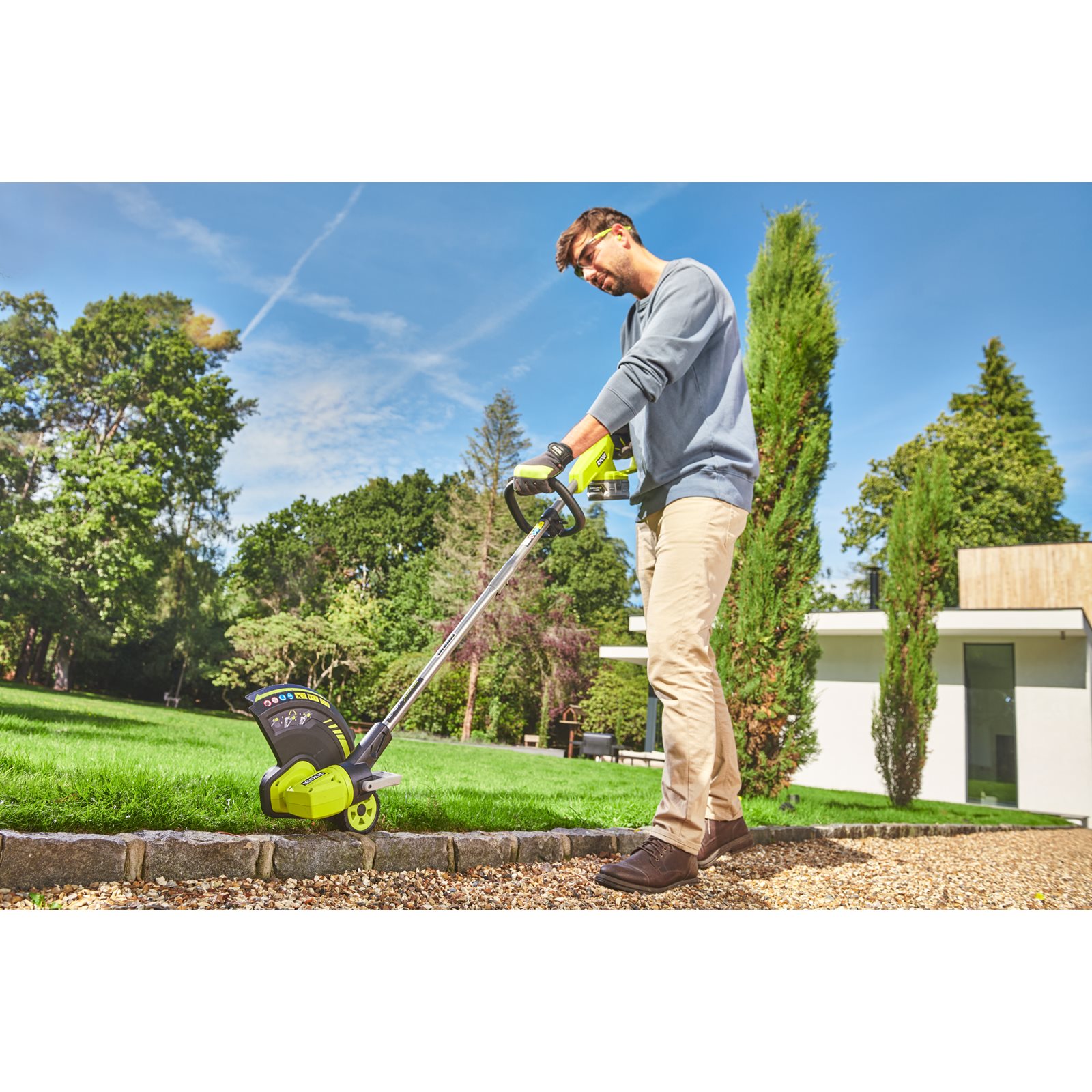 Trimmer cu fir fără cablu de 33 cm EasyEdge de 18 V, fără cablu Ryobi RY18LT33A-0 - in utilizare 5