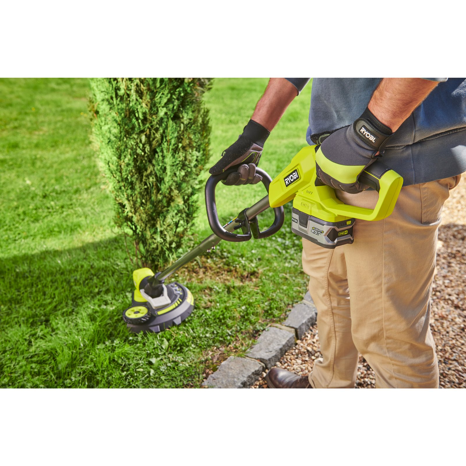 Trimmer cu fir fără cablu de 33 cm EasyEdge de 18 V, fără cablu Ryobi RY18LT33A-0 - in utilizare 6