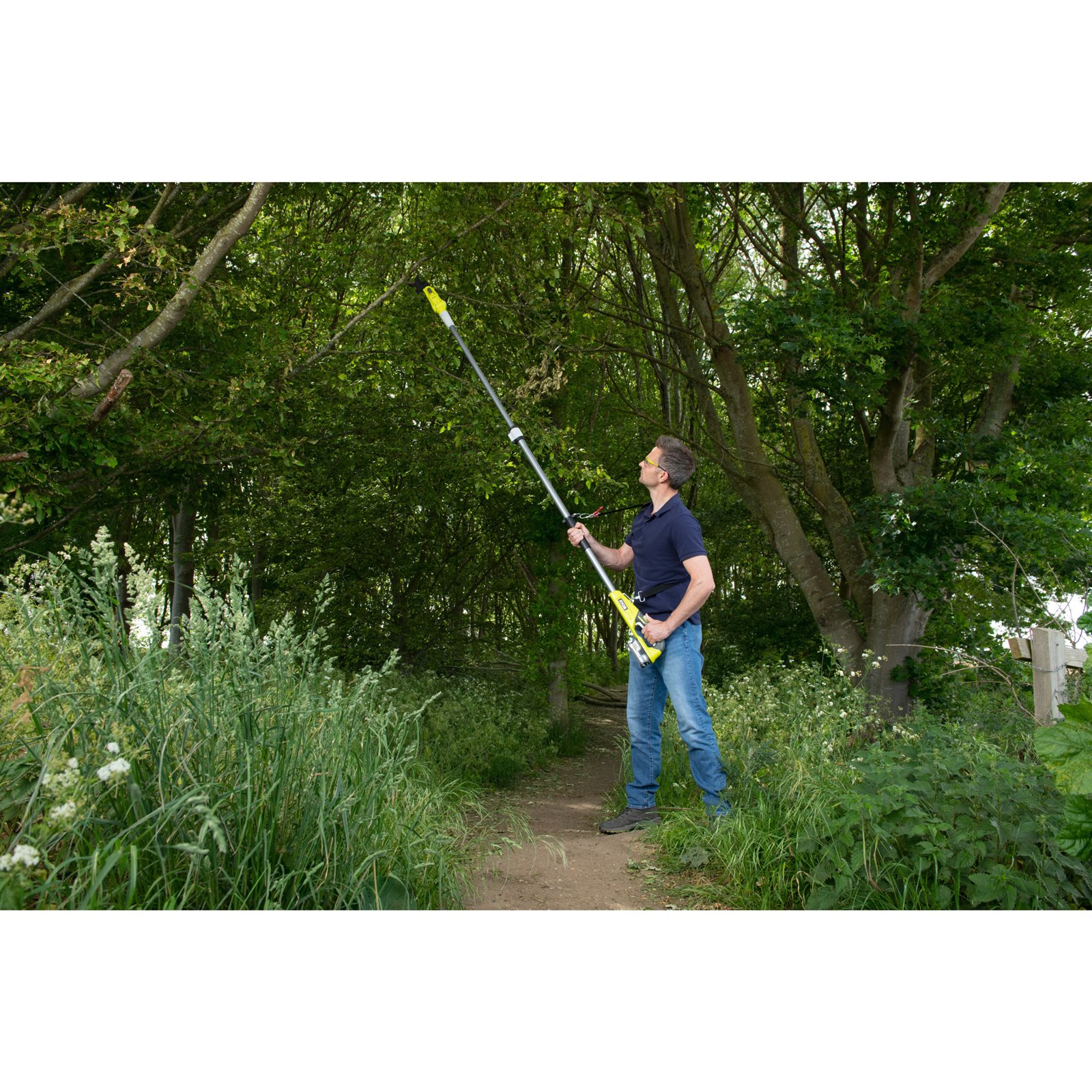 Foarfecă pentru crengi telescopică 18V ONE+ Ryobi RY18PLA-0 - in utilizare 2