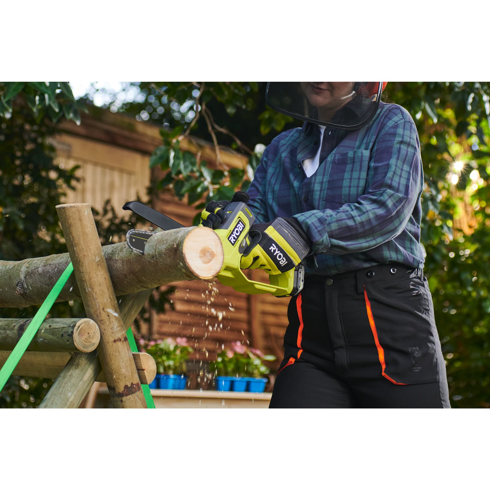Fierăstrău de mână fără cablu de 18V de 15 cm, motor fără perii (1 x 2.0Ah) Ryobi RY18PS15A-120 - in utilizare 3
