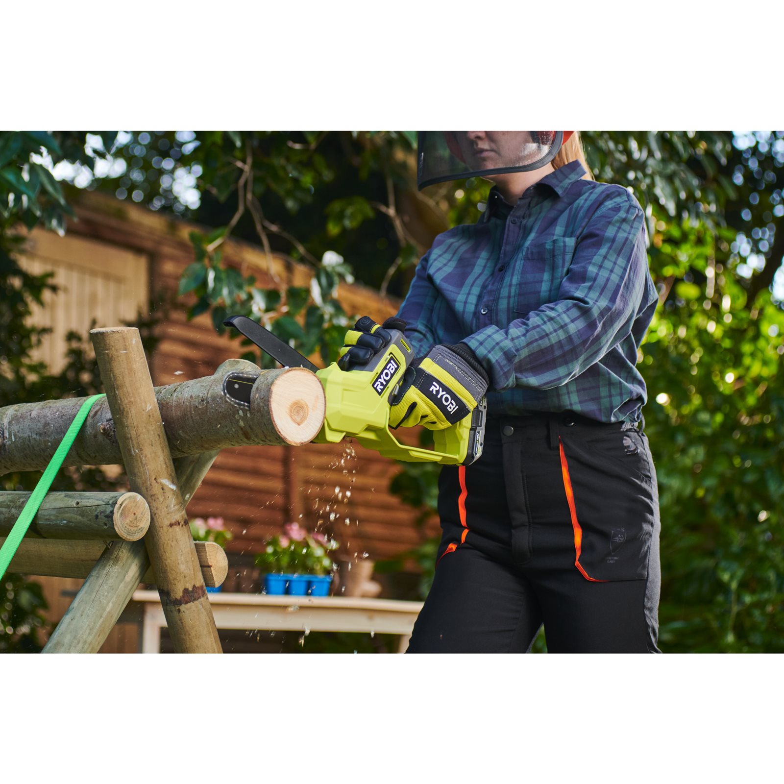 Fierăstrău de mână fără cablu de 18V de 15 cm, motor fără perii (1 x 2.0Ah) Ryobi RY18PS15A-120 - in utilizare 4
