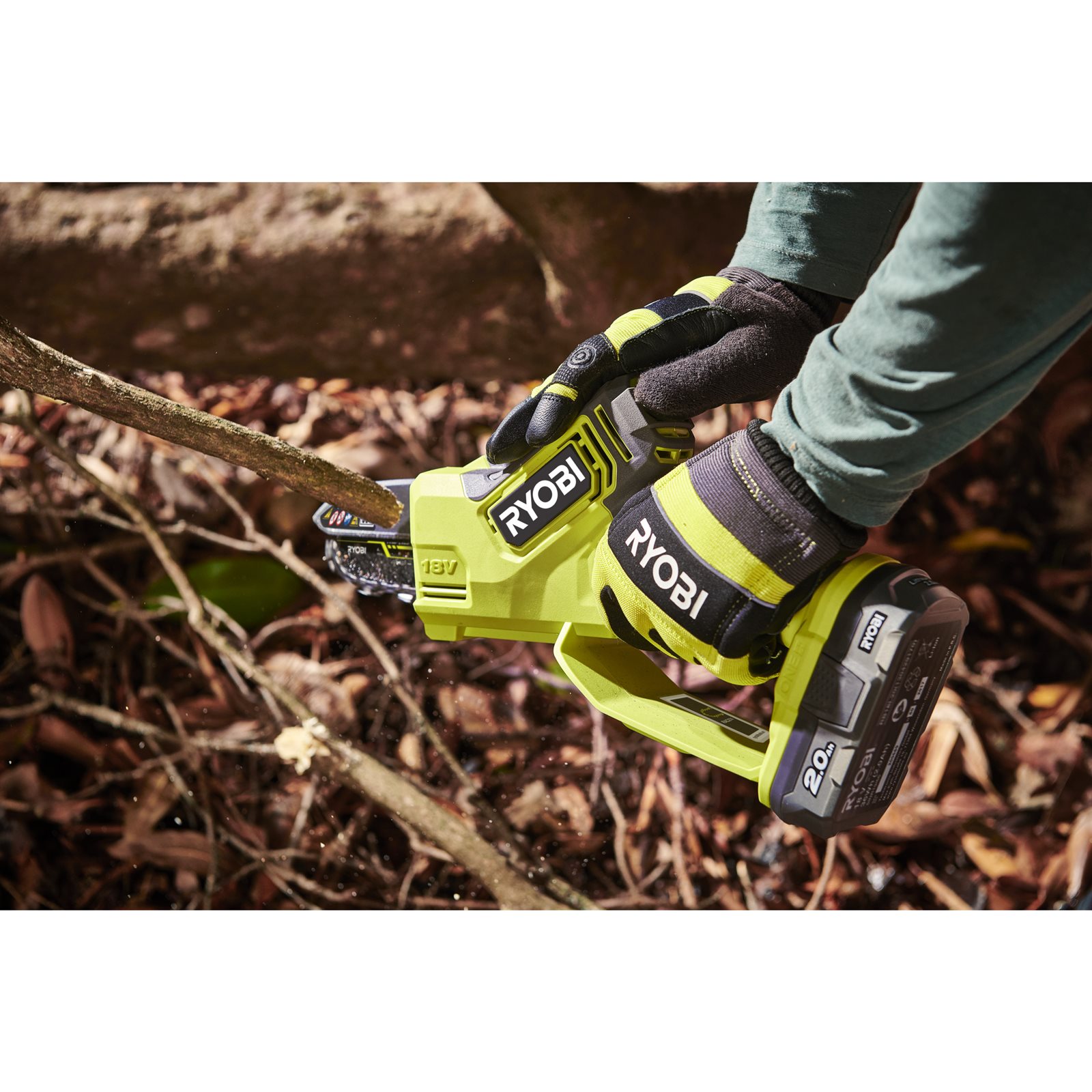 Fierăstrău de mână fără cablu 18V de 10 cm, cu motor fără perii Ryobi RY18PSX10A-0 - in utilizare 1