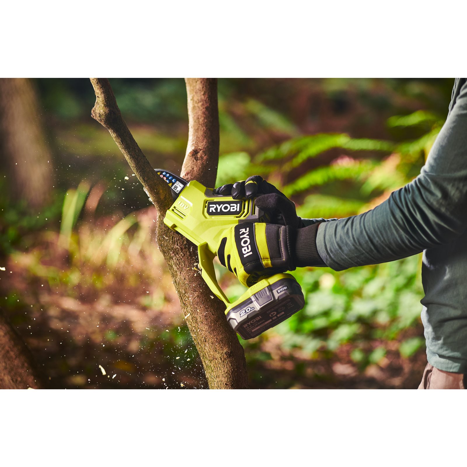 Fierăstrău de mână fără cablu 18V de 10 cm, cu motor fără perii Ryobi RY18PSX10A-0 - in utilizare 2