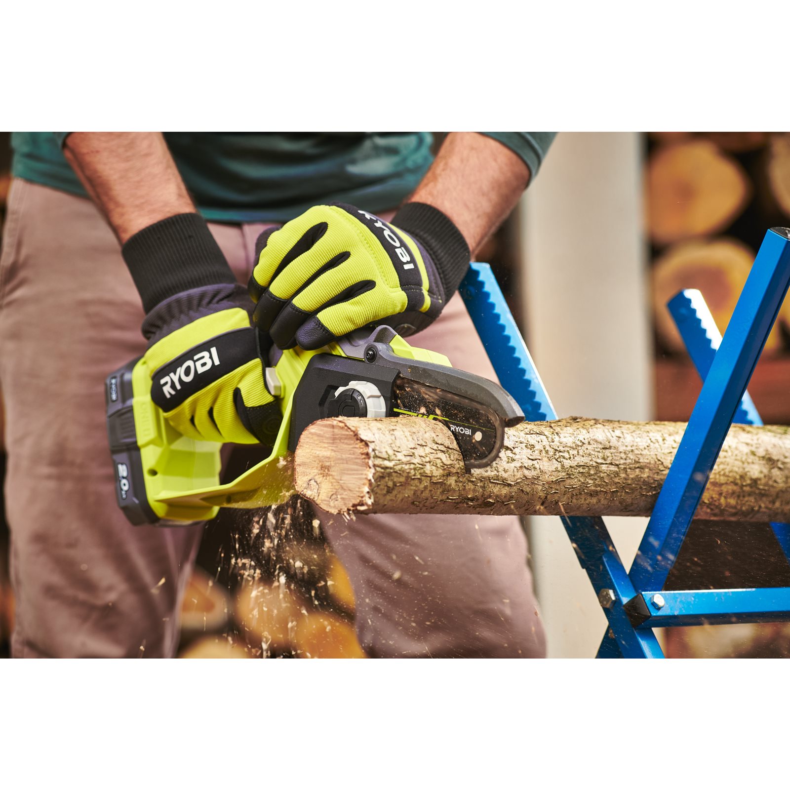 Fierăstrău de mână fără cablu 18V de 10 cm, cu motor fără perii Ryobi RY18PSX10A-0 - in utilizare 3