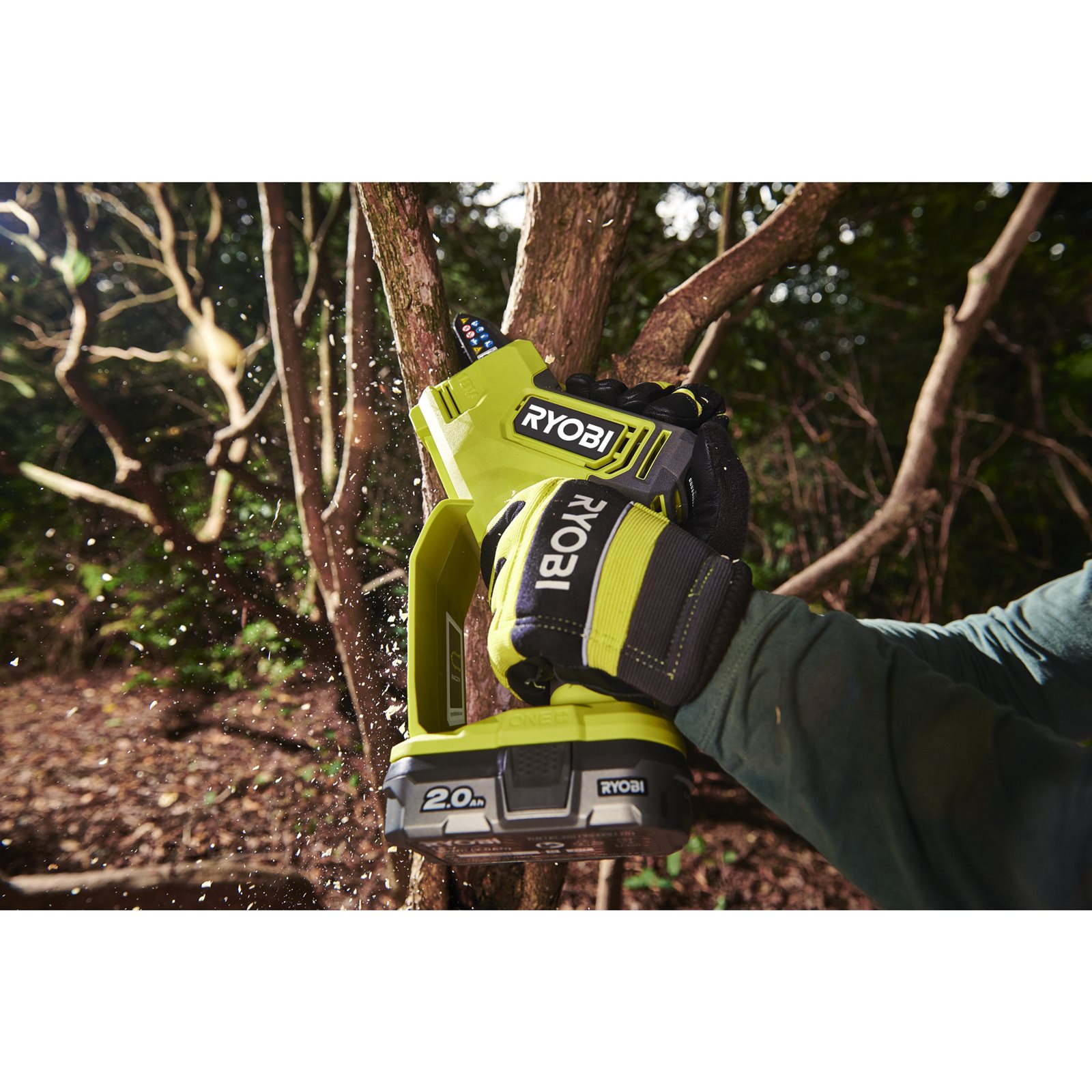 Fierăstrău de mână fără cablu 18V de 10 cm, cu motor fără perii Ryobi RY18PSX10A-0 - in utilizare 4