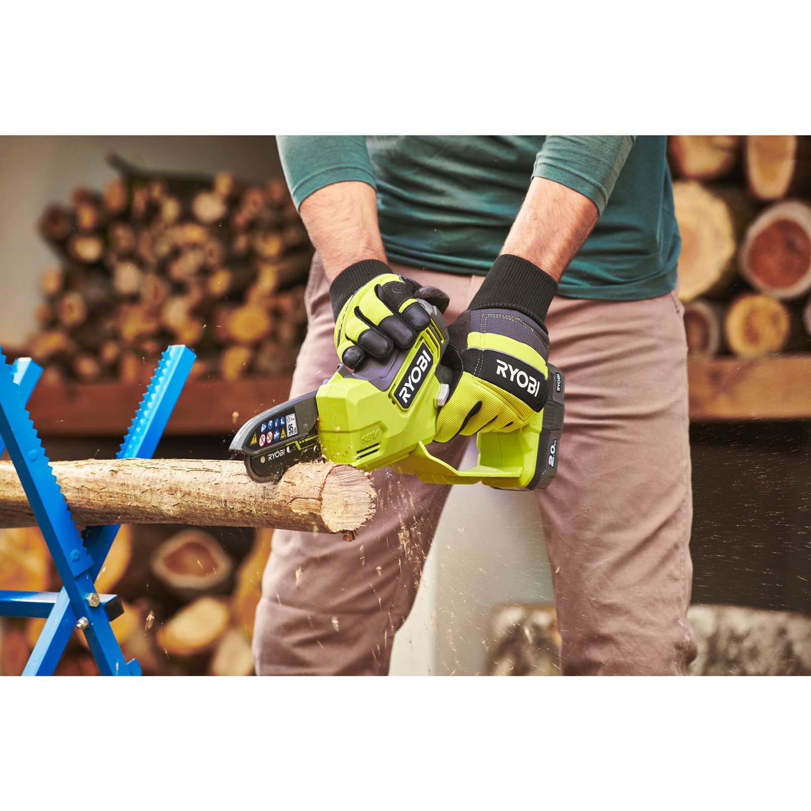 Fierăstrău de mână fără cablu 18V de 10 cm, cu motor fără perii Ryobi RY18PSX10A-0 - in utilizare 8