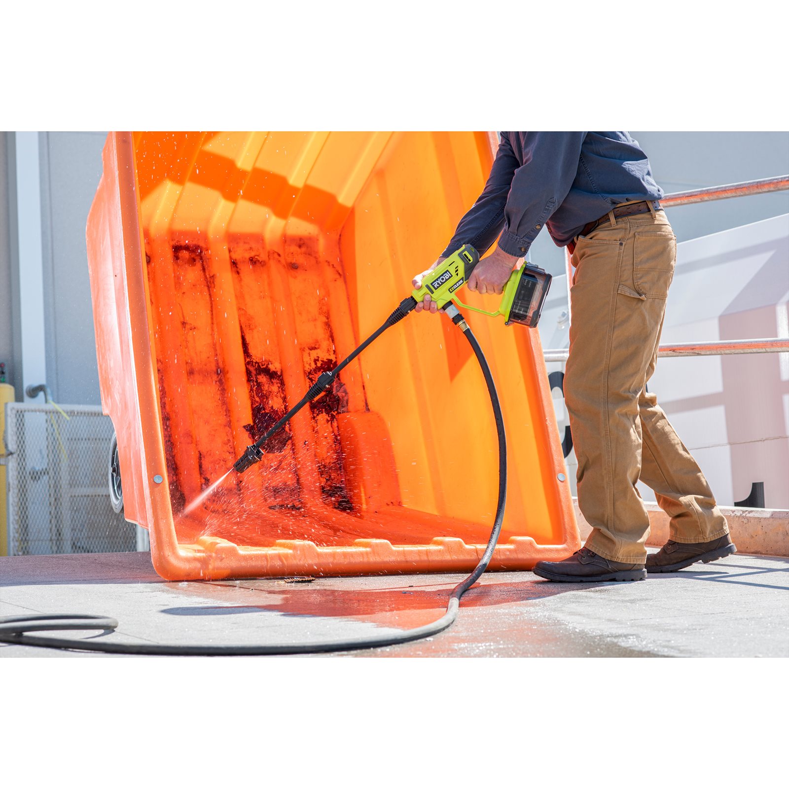 Aparat de spălat cu presiune 18V ONE+ Ryobi RY18PW22A-0 - in utilizare 6