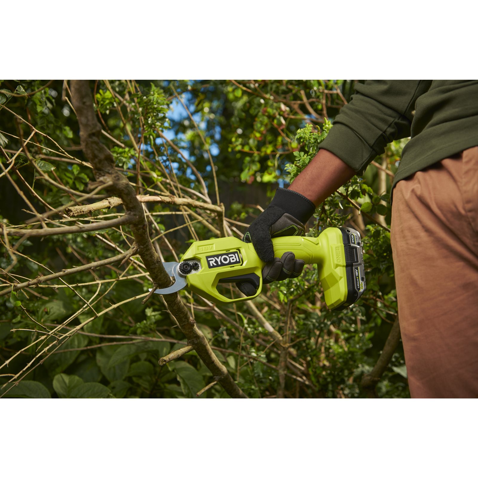 Foarfecă de grădină 18V ONE+ Ryobi RY18SCA-0 - in utilizare 2