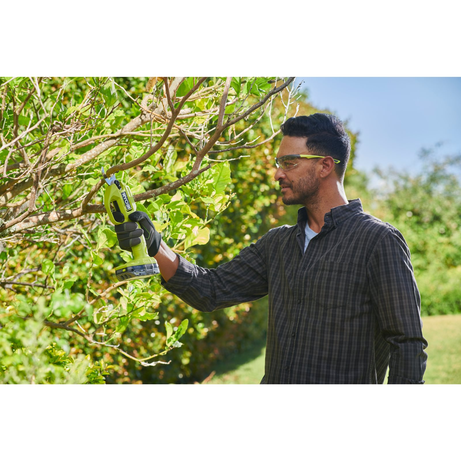 Foarfecă de grădină 18V ONE+ Ryobi RY18SCA-0 - in utilizare 5