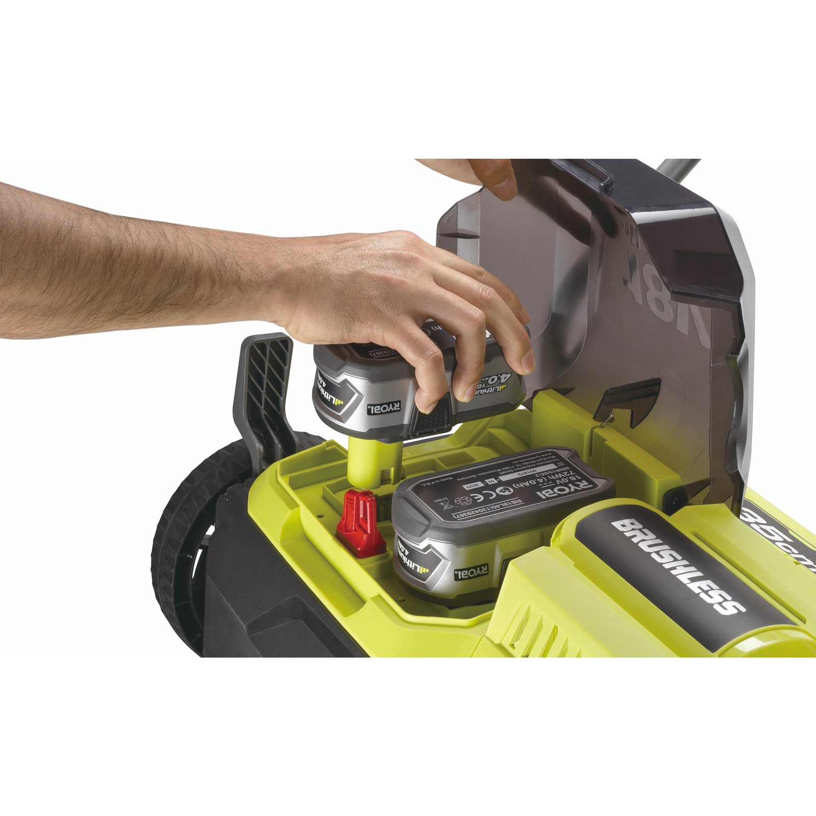 Scarificator & aerator 18V ONE+, motor fără perii, lățime 35cm (2 x 4,0 Ah) Ryobi RY18SFX35A-240 - in utilizare 1