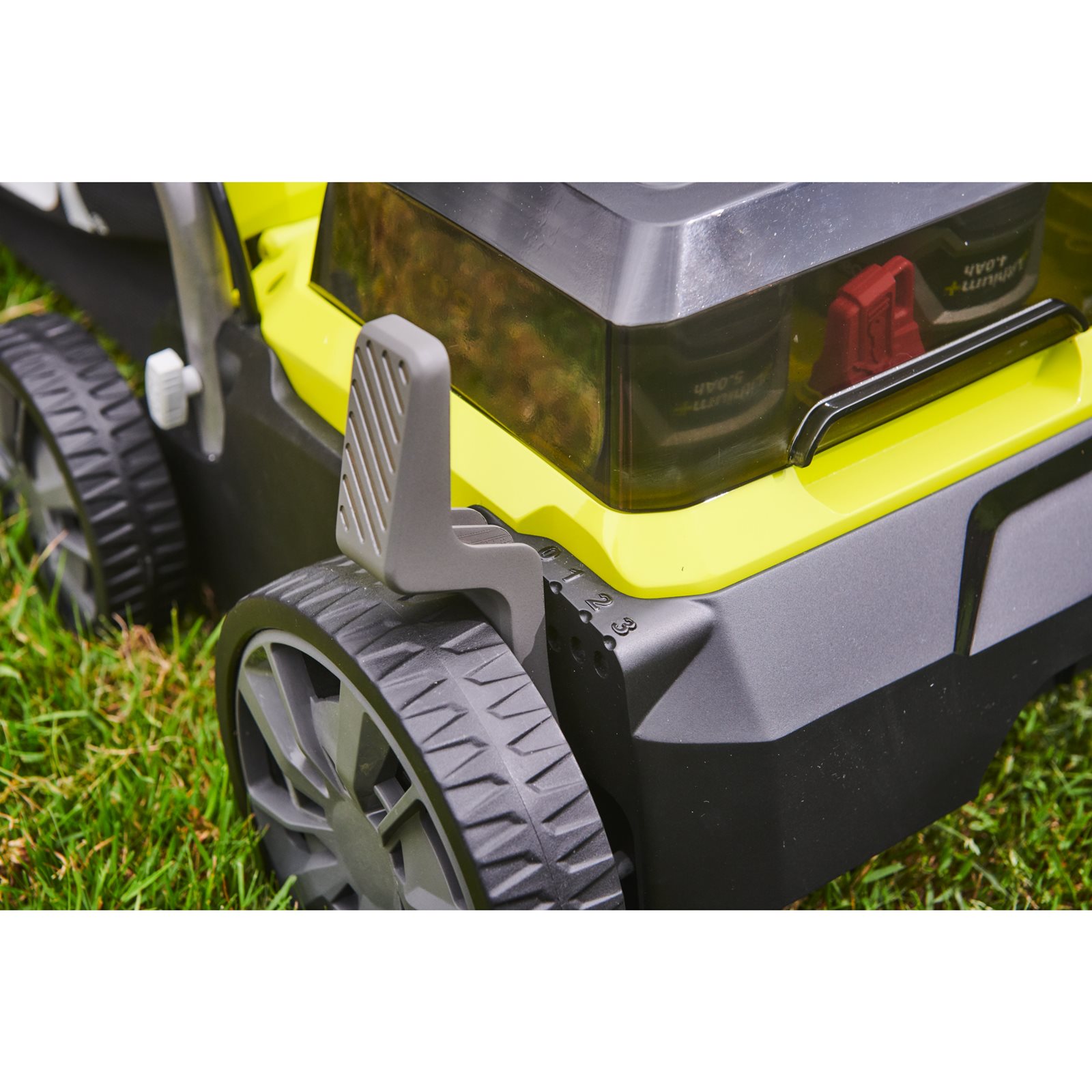 Scarificator & aerator 18V ONE+, motor fără perii, lățime 35cm (2 x 4,0 Ah) Ryobi RY18SFX35A-240 - in utilizare 2