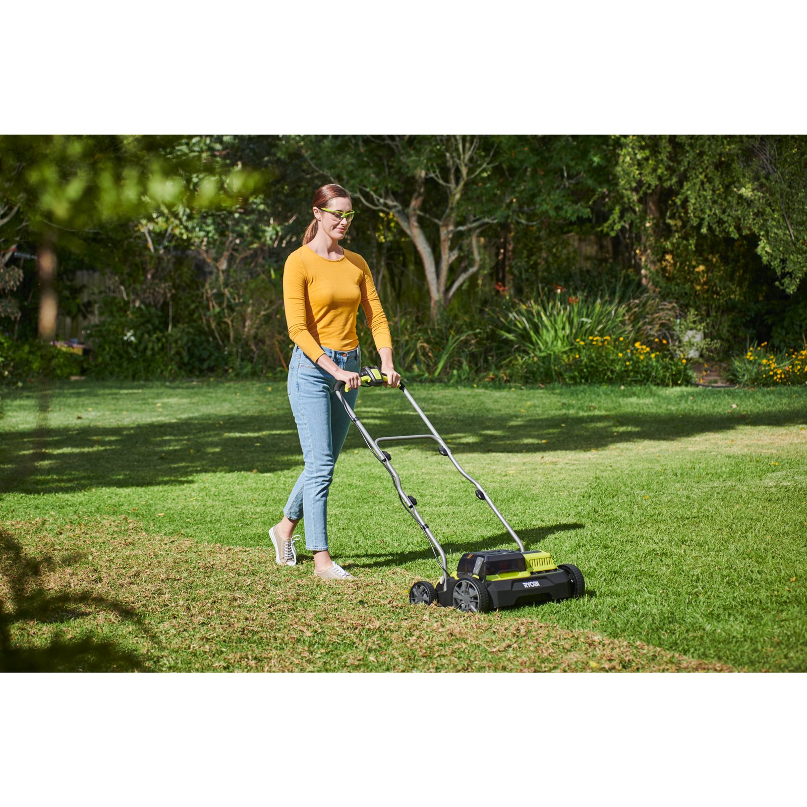 Scarificator & aerator 18V ONE+, motor fără perii, lățime 35cm (2 x 4,0 Ah) Ryobi RY18SFX35A-240 - in utilizare 3