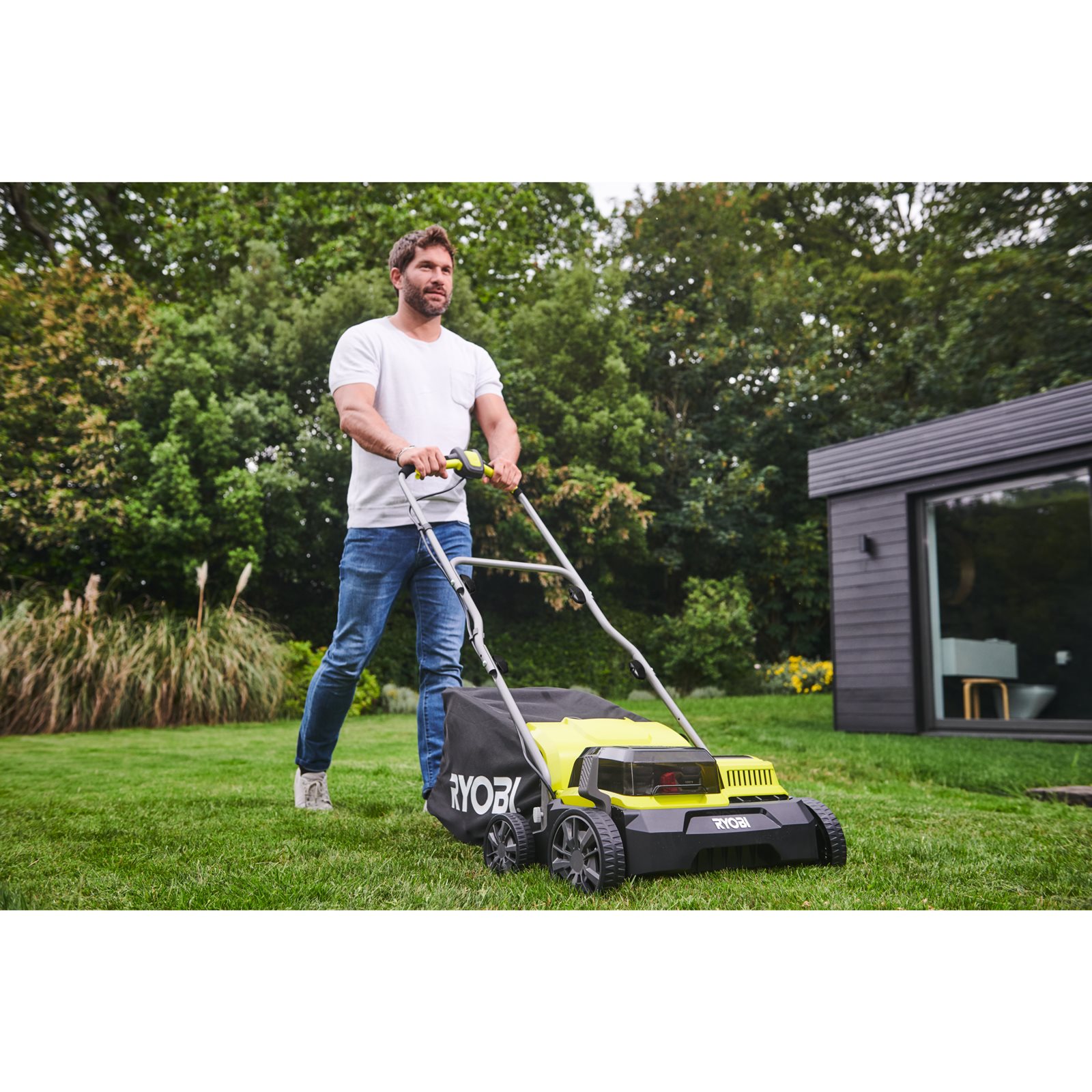 Scarificator & aerator 18V ONE+, motor fără perii, lățime 35cm (2 x 4,0 Ah) Ryobi RY18SFX35A-240 - in utilizare 5