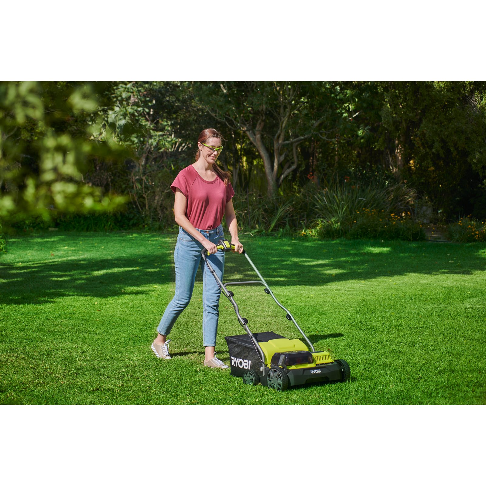 Scarificator & aerator 18V ONE+, motor fără perii, lățime 35cm (2 x 4,0 Ah) Ryobi RY18SFX35A-240 - in utilizare 6