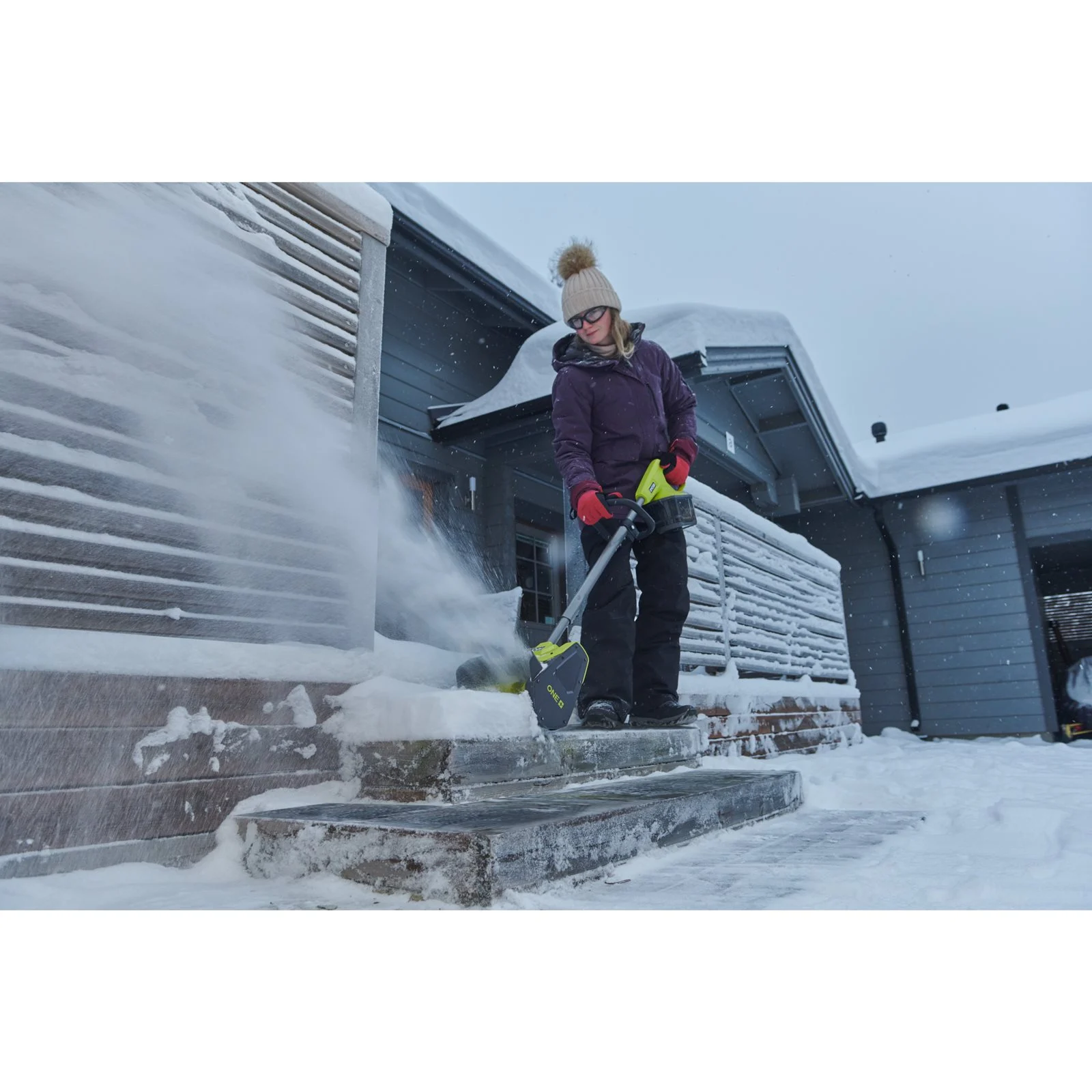 Lopată pentru zapadă 18V ONE+, lățime 25cm Ryobi RY18ST25A-0 - in utilizare 2