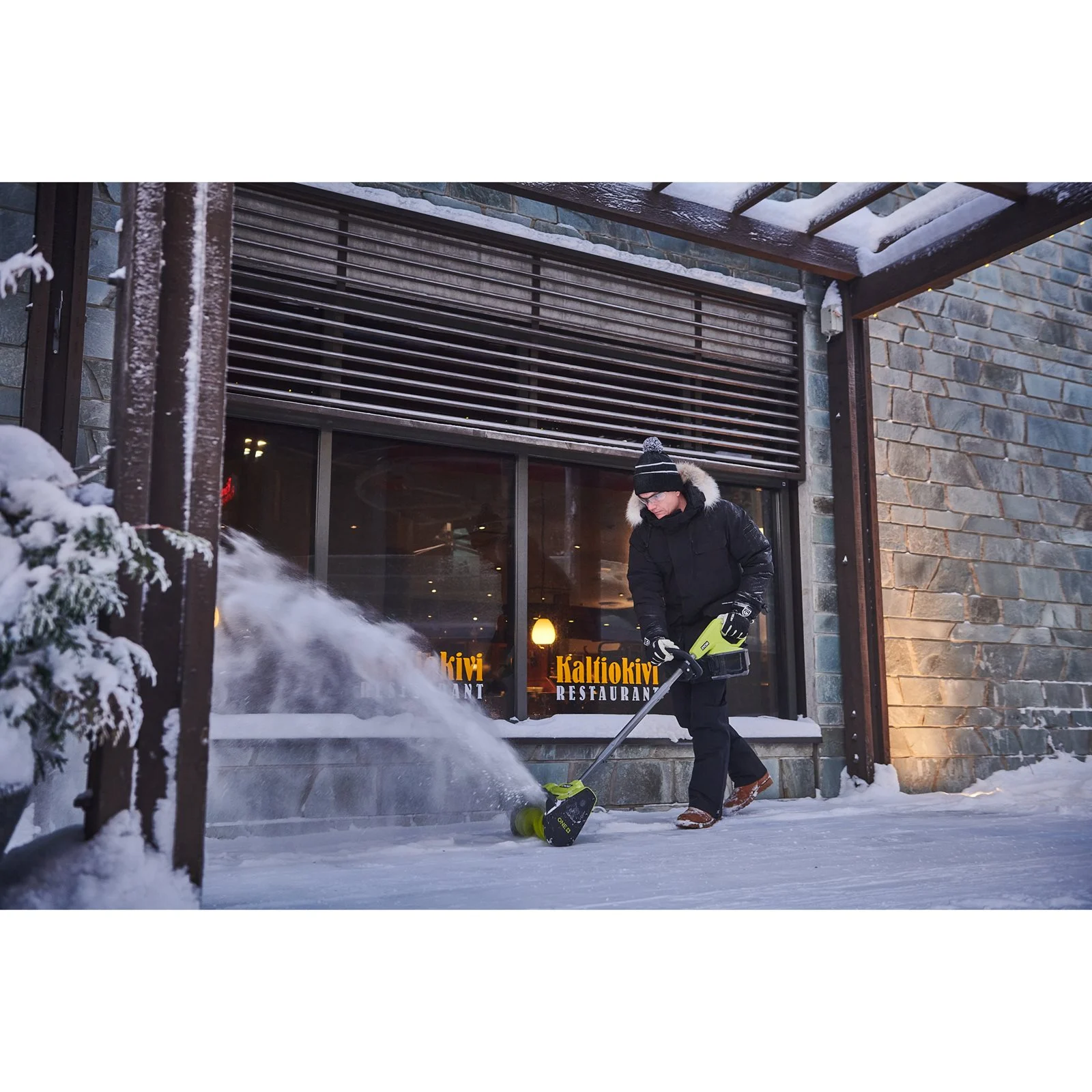 Lopată pentru zapadă 18V ONE+, lățime 25cm Ryobi RY18ST25A-0 - in utilizare 3