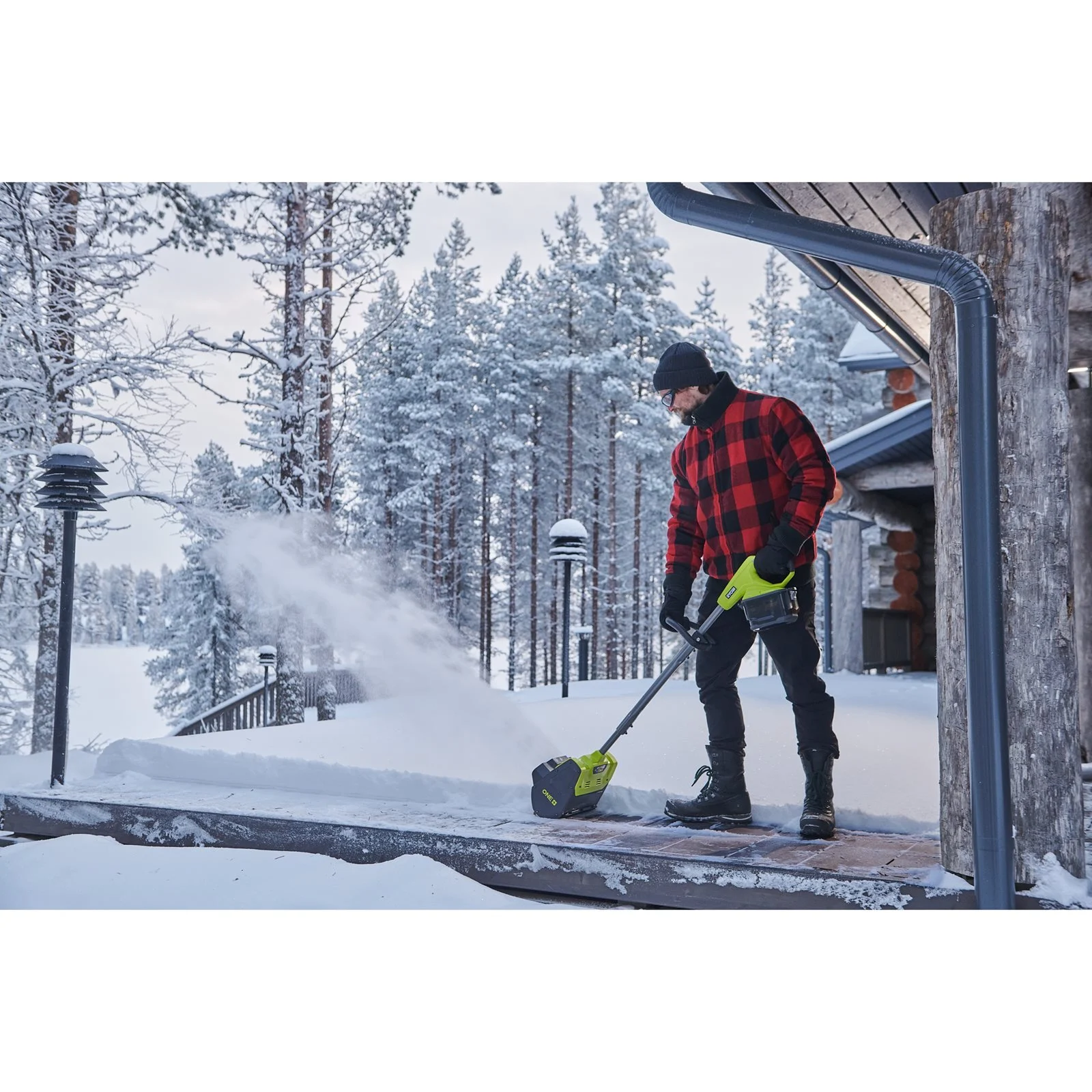 Lopată pentru zapadă 18V ONE+, lățime 25cm Ryobi RY18ST25A-0 - in utilizare 4