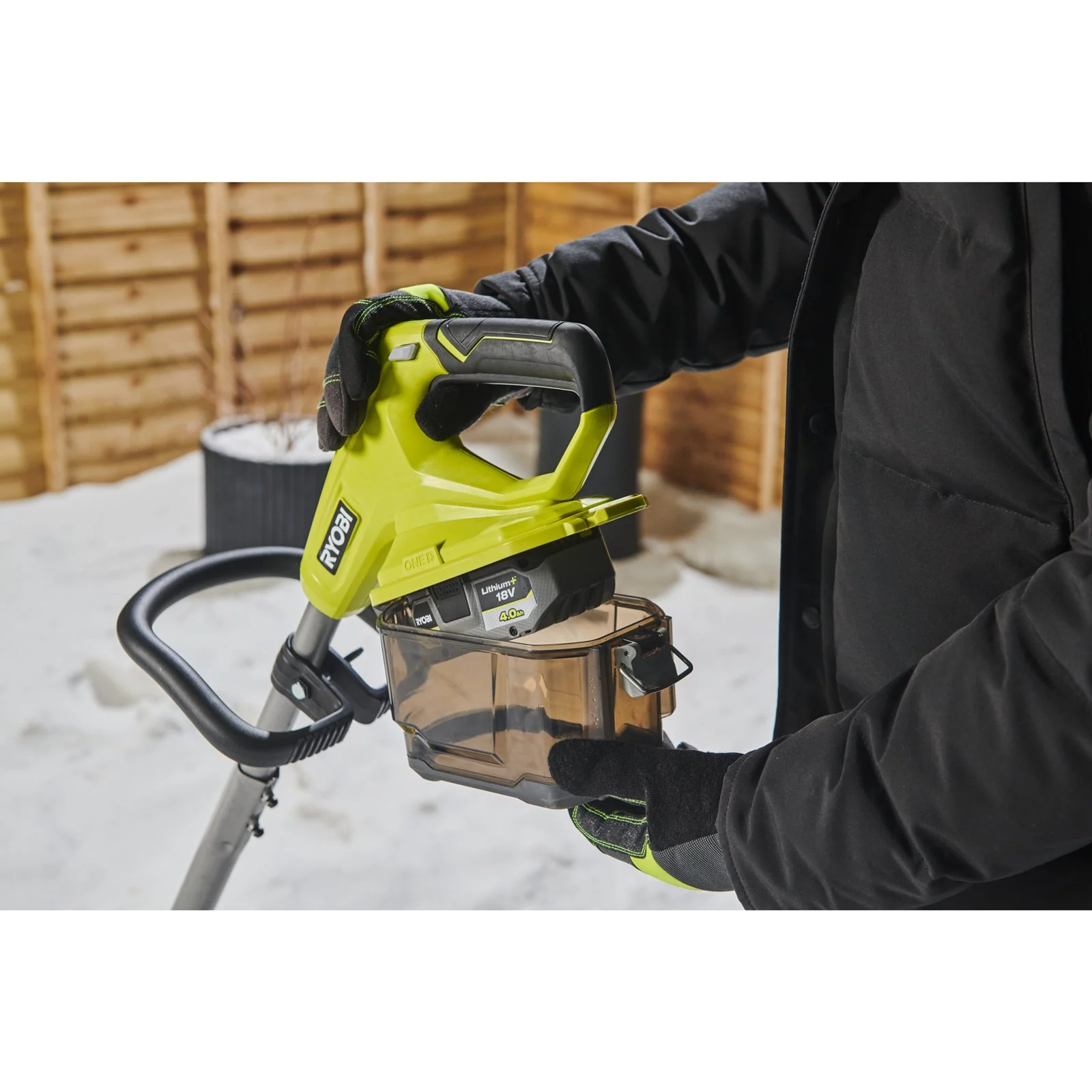 Lopată pentru zapadă 18V ONE+, lățime 25cm Ryobi RY18ST25A-0 - in utilizare 5