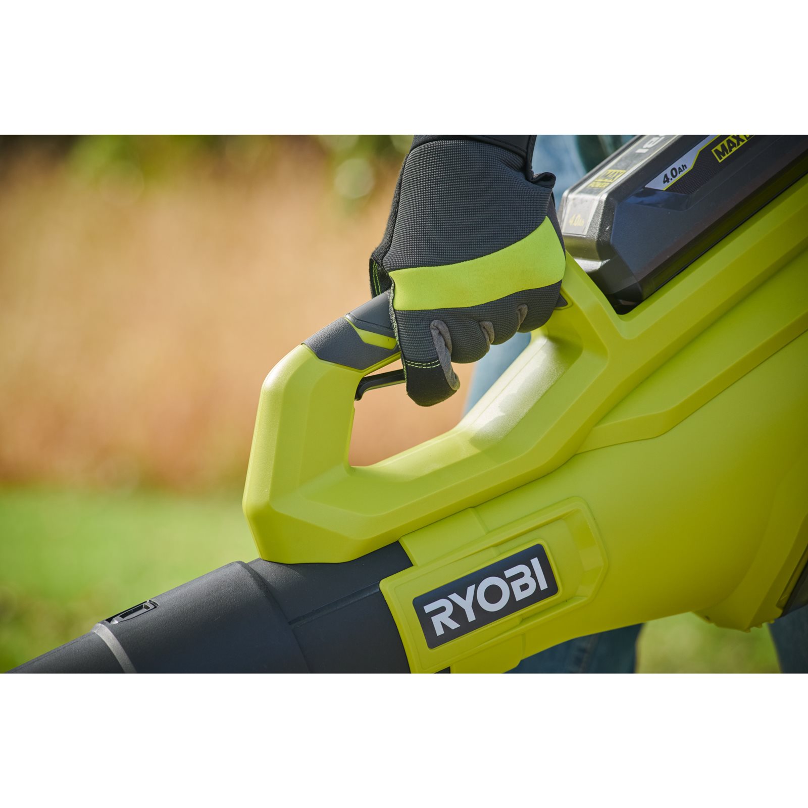 Suflantă fără fir 36V din gama MAX POWER (1 x 4.0Ah) Ryobi RY36BLB-140 - in utilizare 1