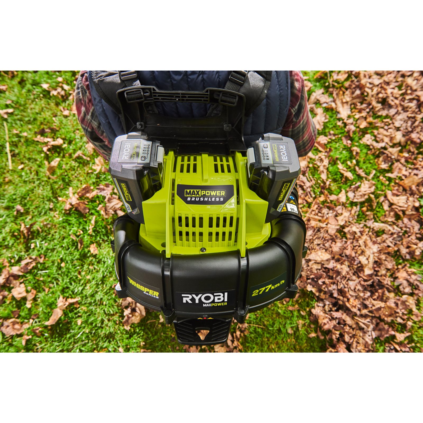 Suflantă fără fir cu motor fără perii MAX POWER WHISPER tip rucsac Ryobi RY36BPXB-0 - in utilizare 3