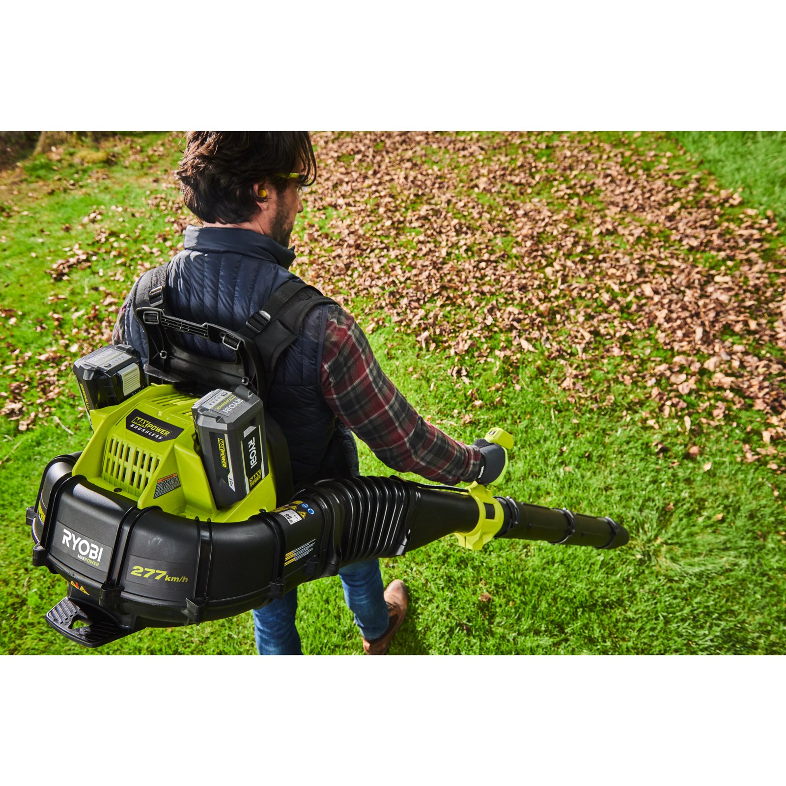 Suflantă fără fir cu motor fără perii MAX POWER WHISPER tip rucsac Ryobi RY36BPXB-0 - in utilizare 4