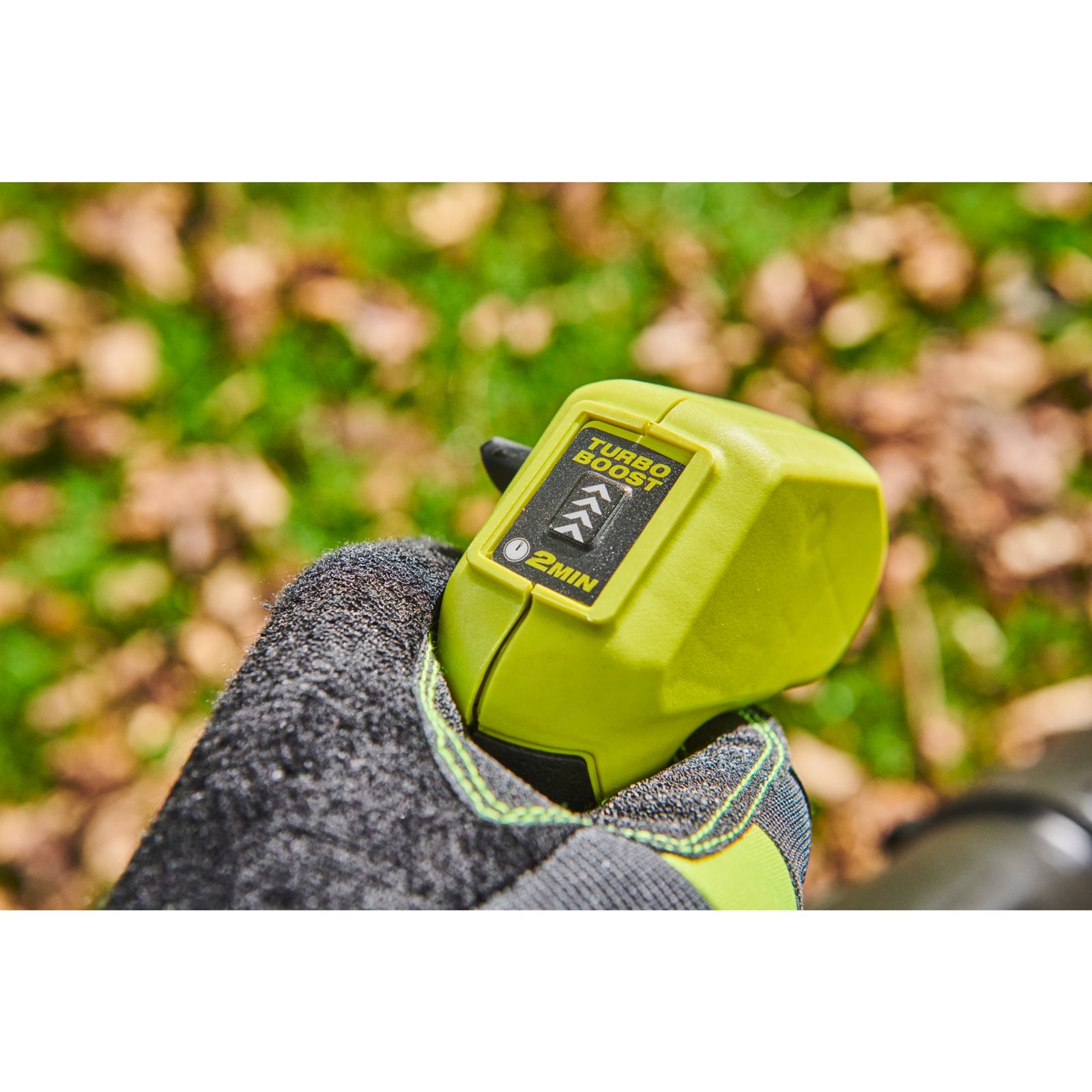 Suflantă fără fir cu motor fără perii MAX POWER WHISPER tip rucsac Ryobi RY36BPXB-0 - in utilizare 6