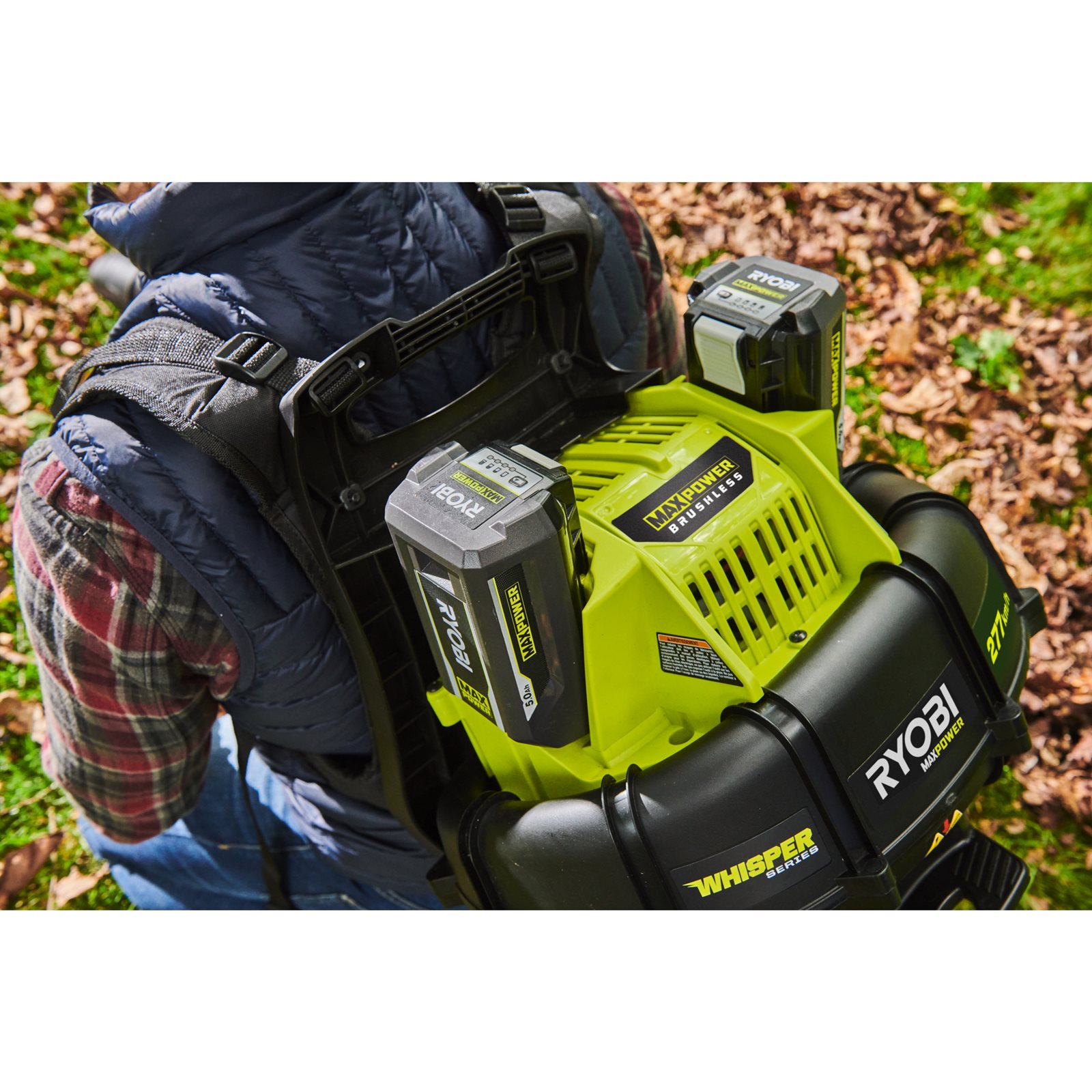 Suflantă fără fir cu motor fără perii MAX POWER WHISPER tip rucsac Ryobi RY36BPXB-0 - in utilizare 7