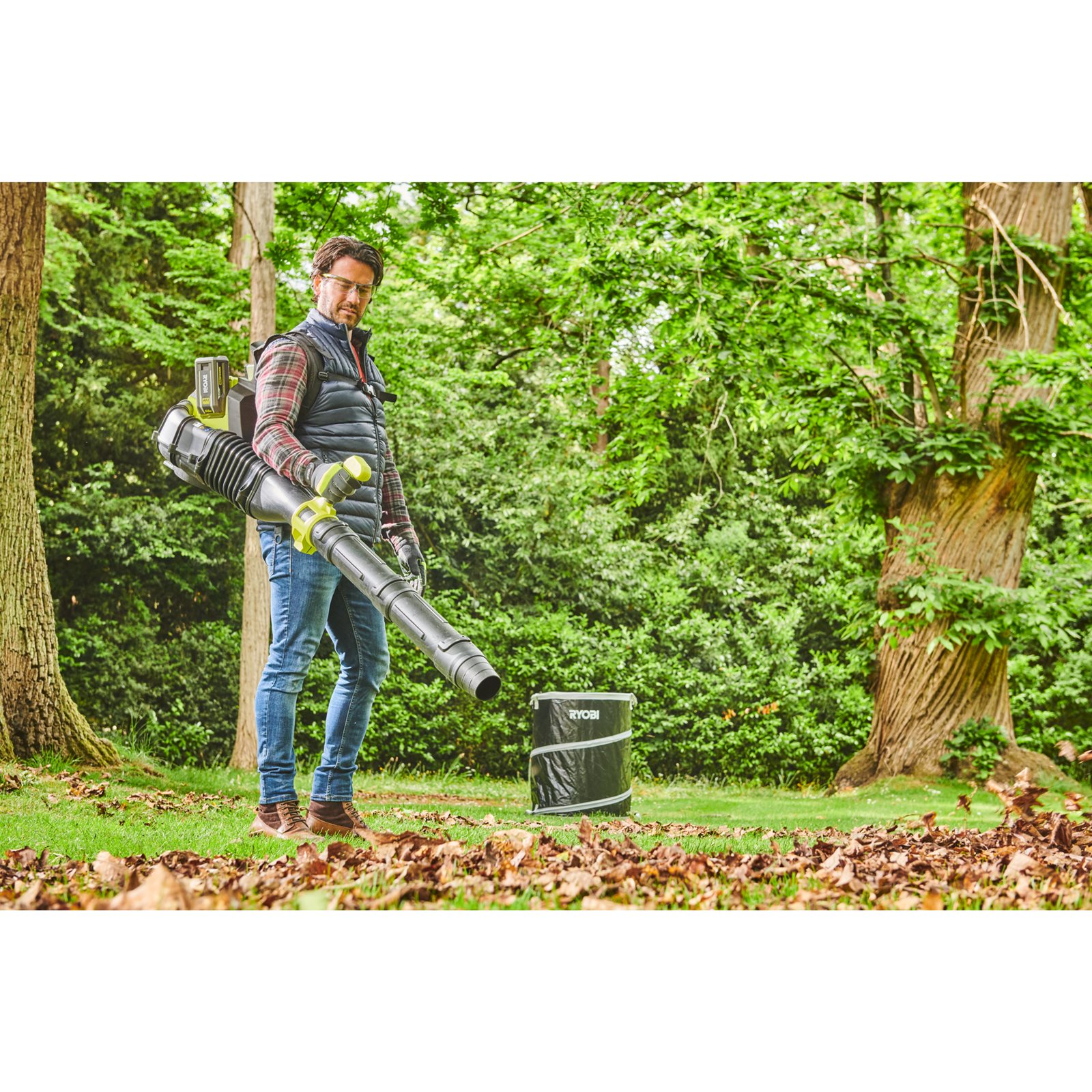 Suflantă fără fir cu motor fără perii MAX POWER WHISPER tip rucsac Ryobi RY36BPXB-0 - in utilizare 8