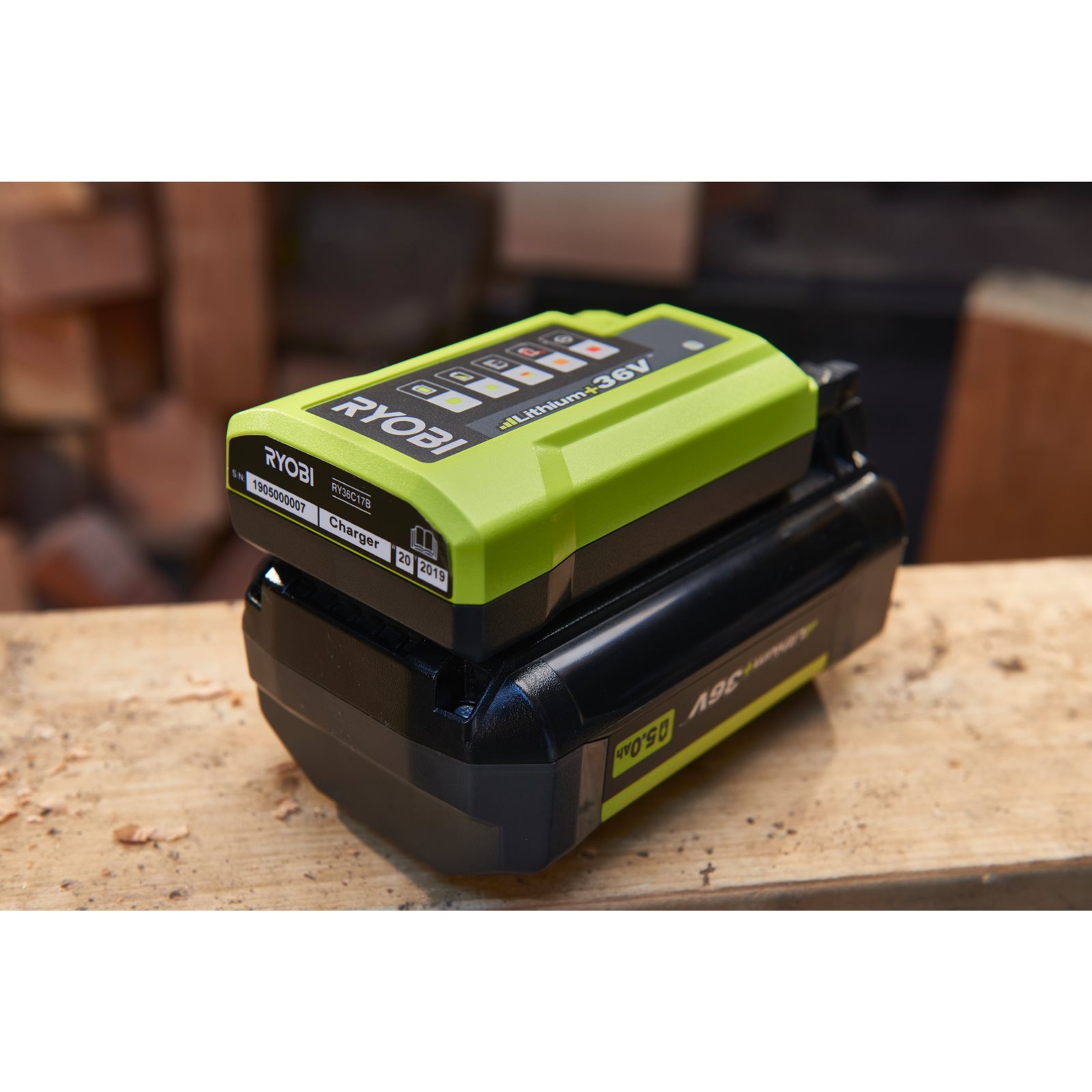 Încărcător 36V MAX POWER Ryobi RY36C17A - in utilizare 2