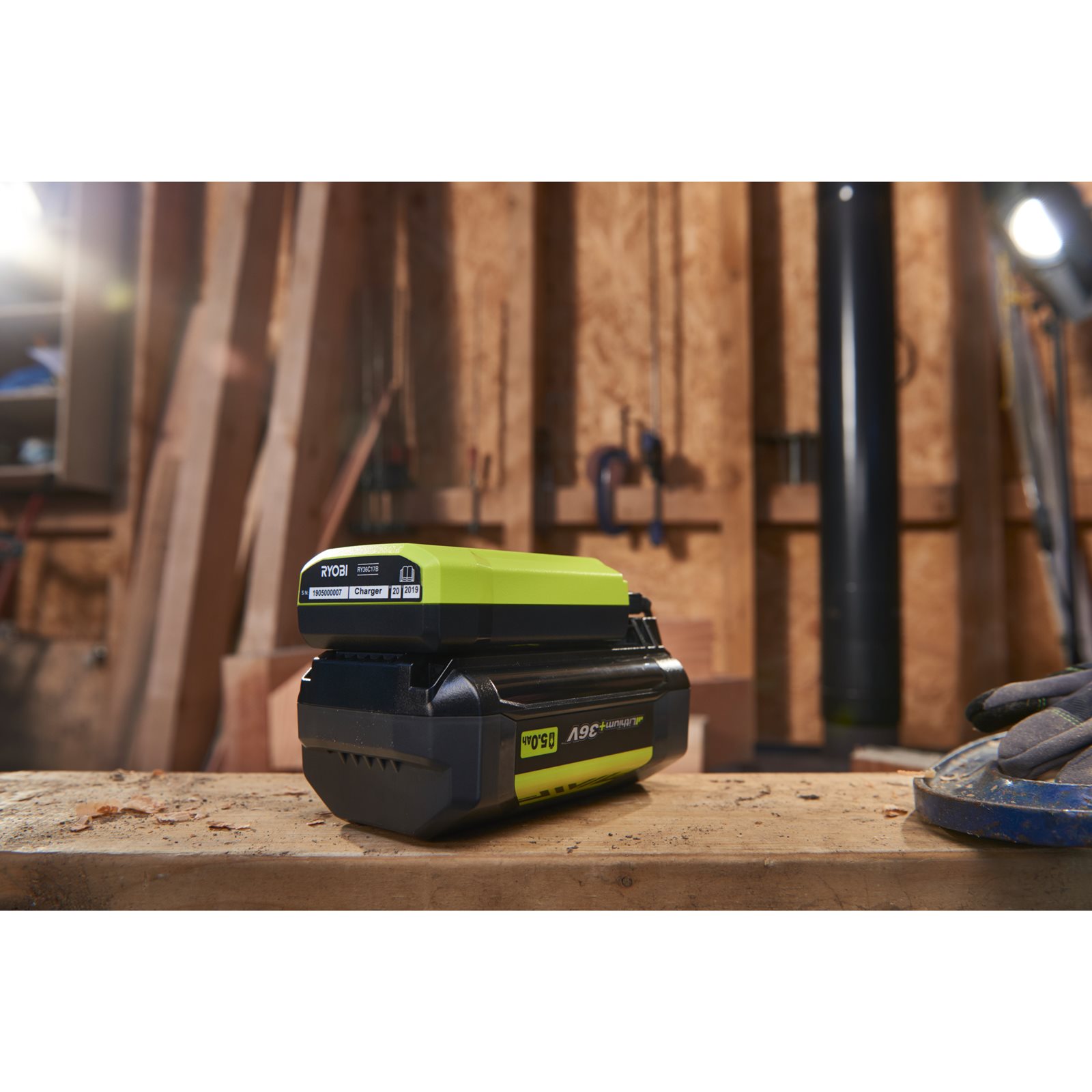 Încărcător 36V MAX POWER Ryobi RY36C17A - in utilizare 3