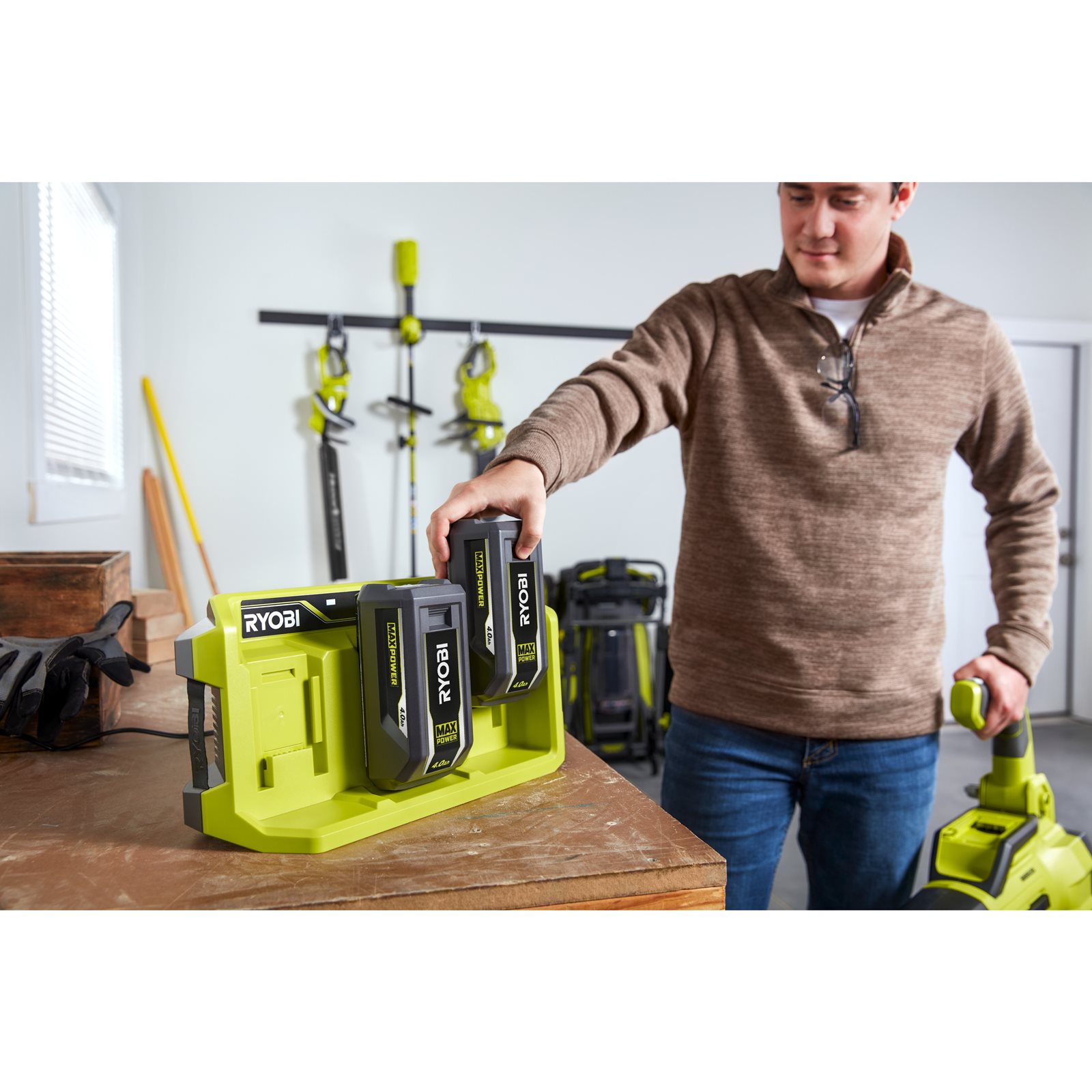Încărcător de baterii cu 3 porturi MAX POWER Ryobi RY36C3PA - in utilizare 1
