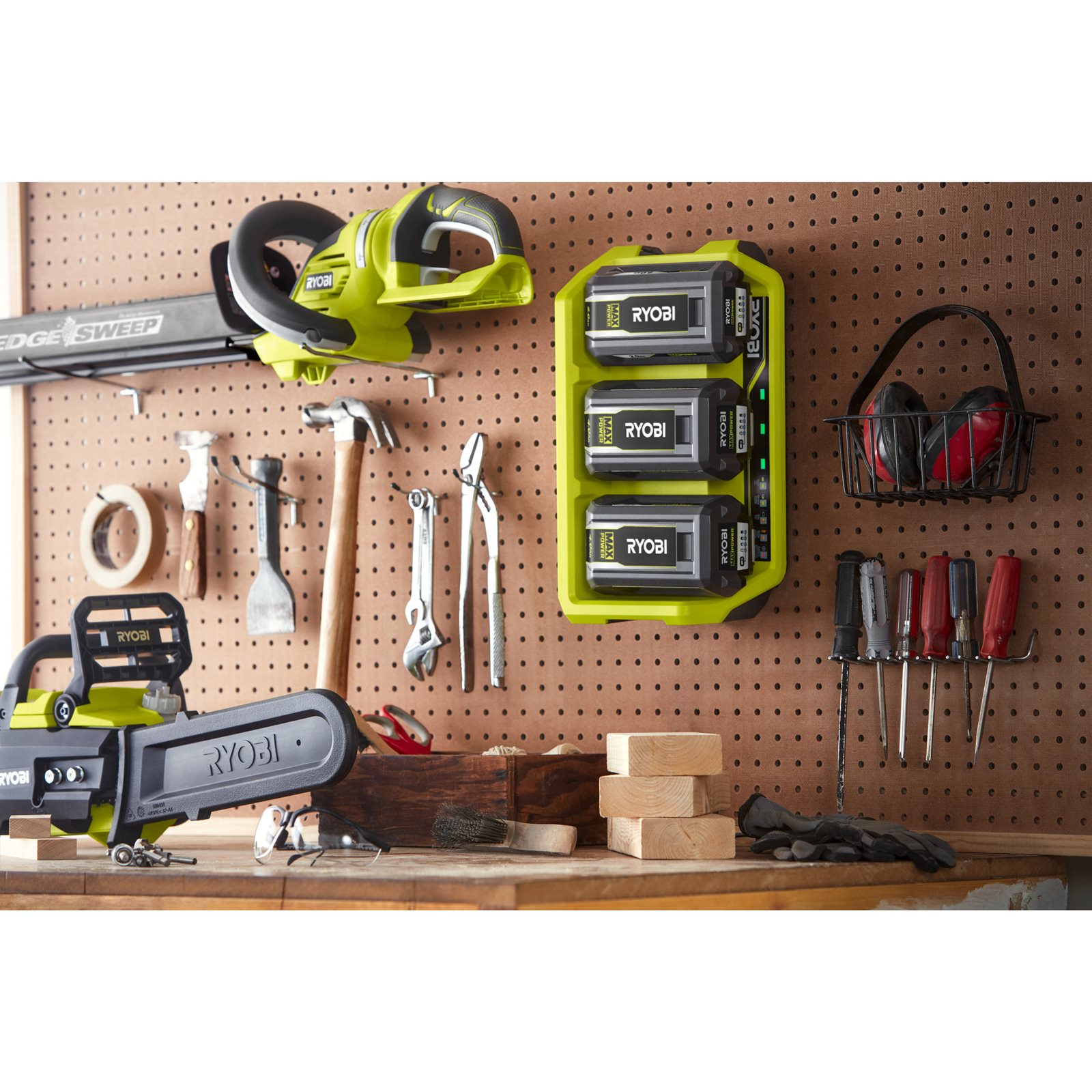 Încărcător de baterii cu 3 porturi MAX POWER Ryobi RY36C3PA - in utilizare 2