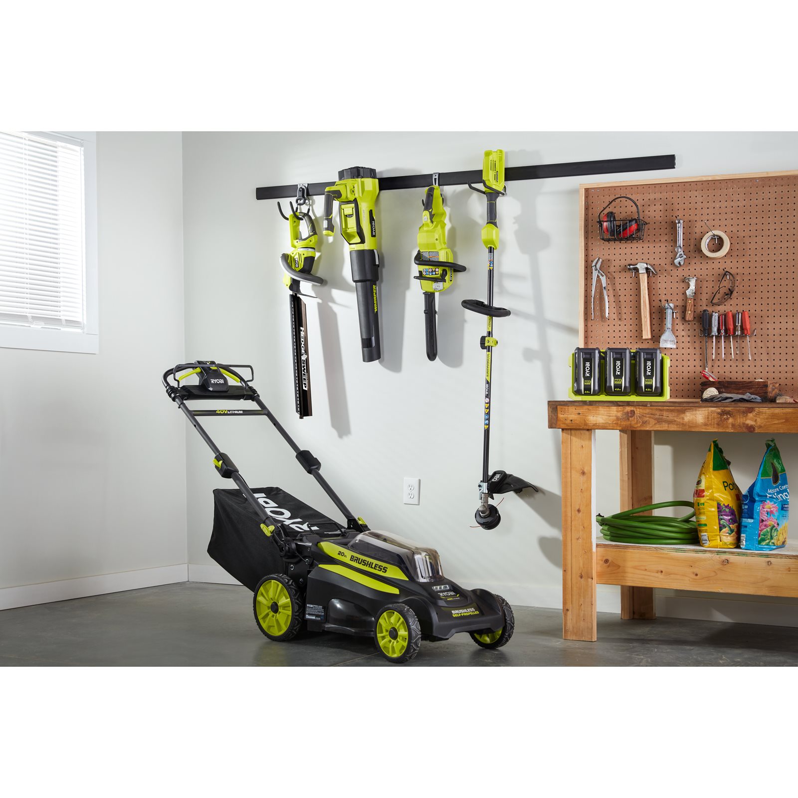 Încărcător de baterii cu 3 porturi MAX POWER Ryobi RY36C3PA - in utilizare 3