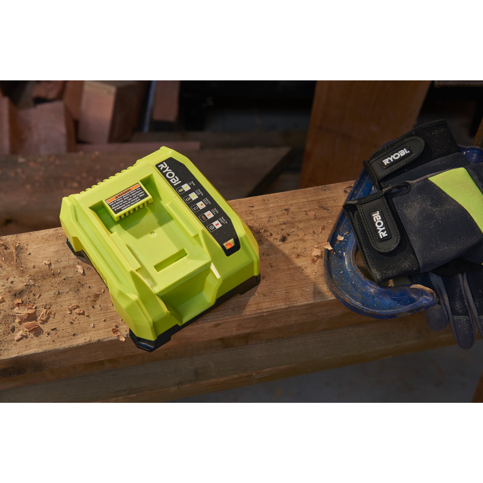 Încărcător rapid 36V MAX POWER Ryobi RY36C60A - in utilizare 1