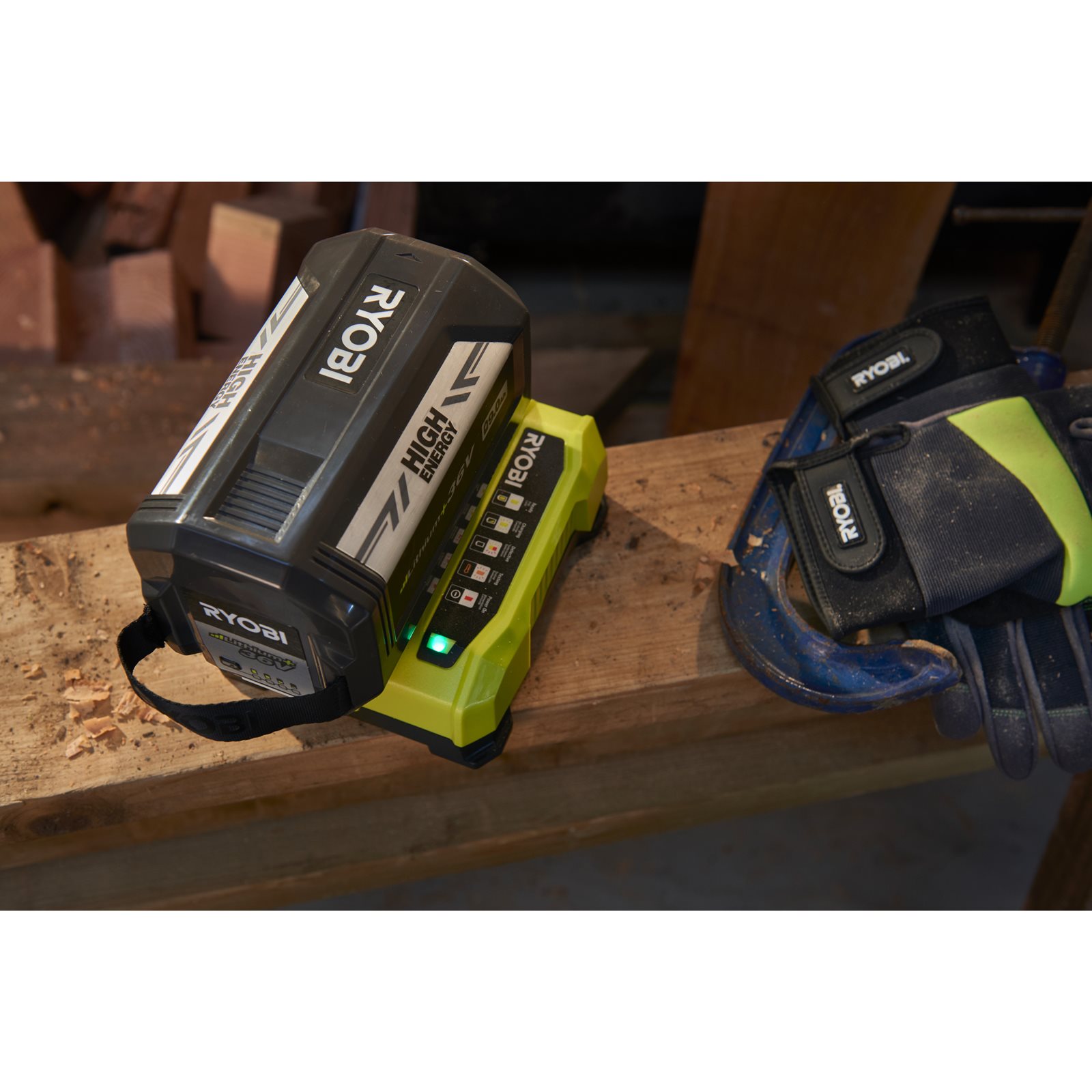 Încărcător rapid 36V MAX POWER Ryobi RY36C60A - in utilizare 2