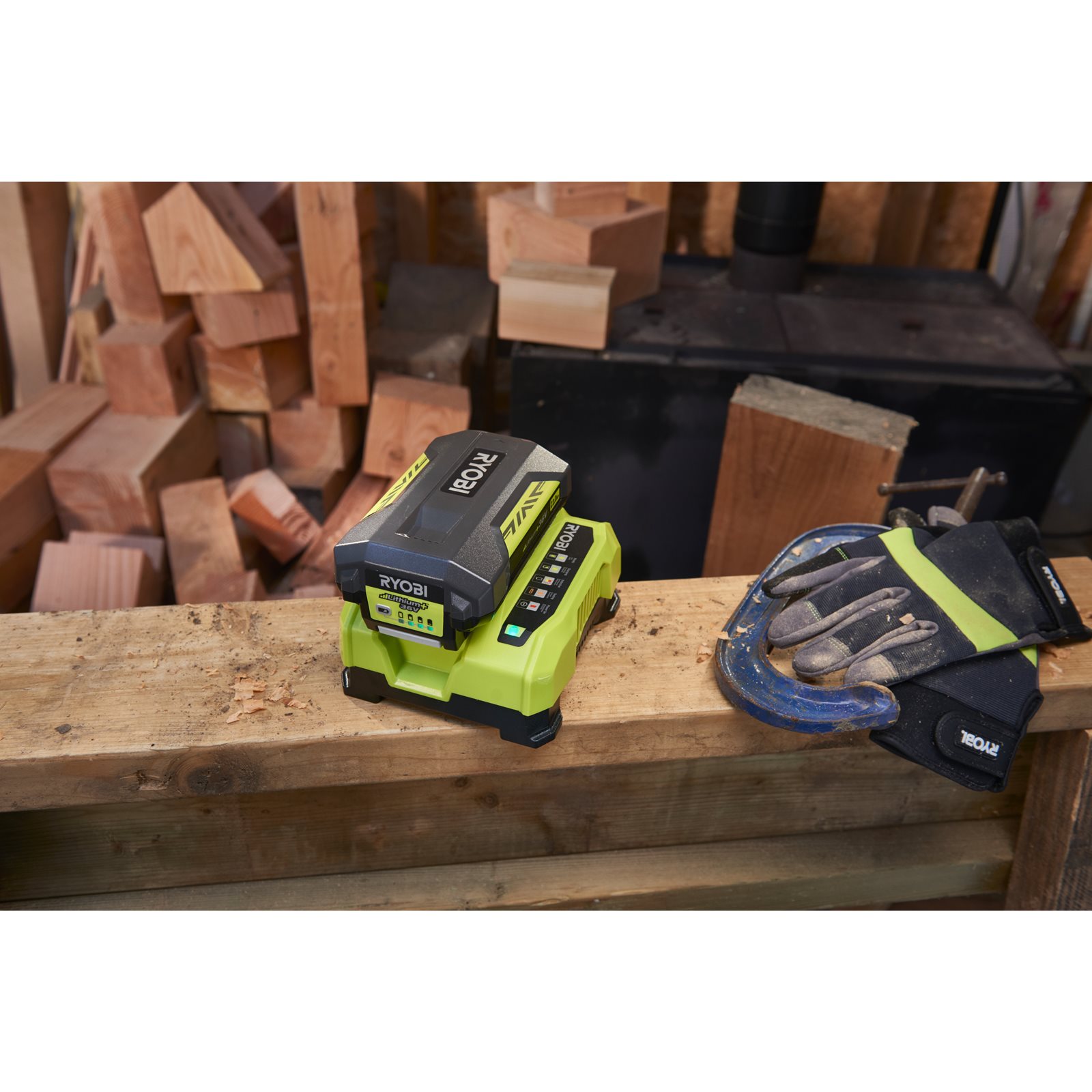 Încărcător rapid 36V MAX POWER Ryobi RY36C60A - in utilizare 3