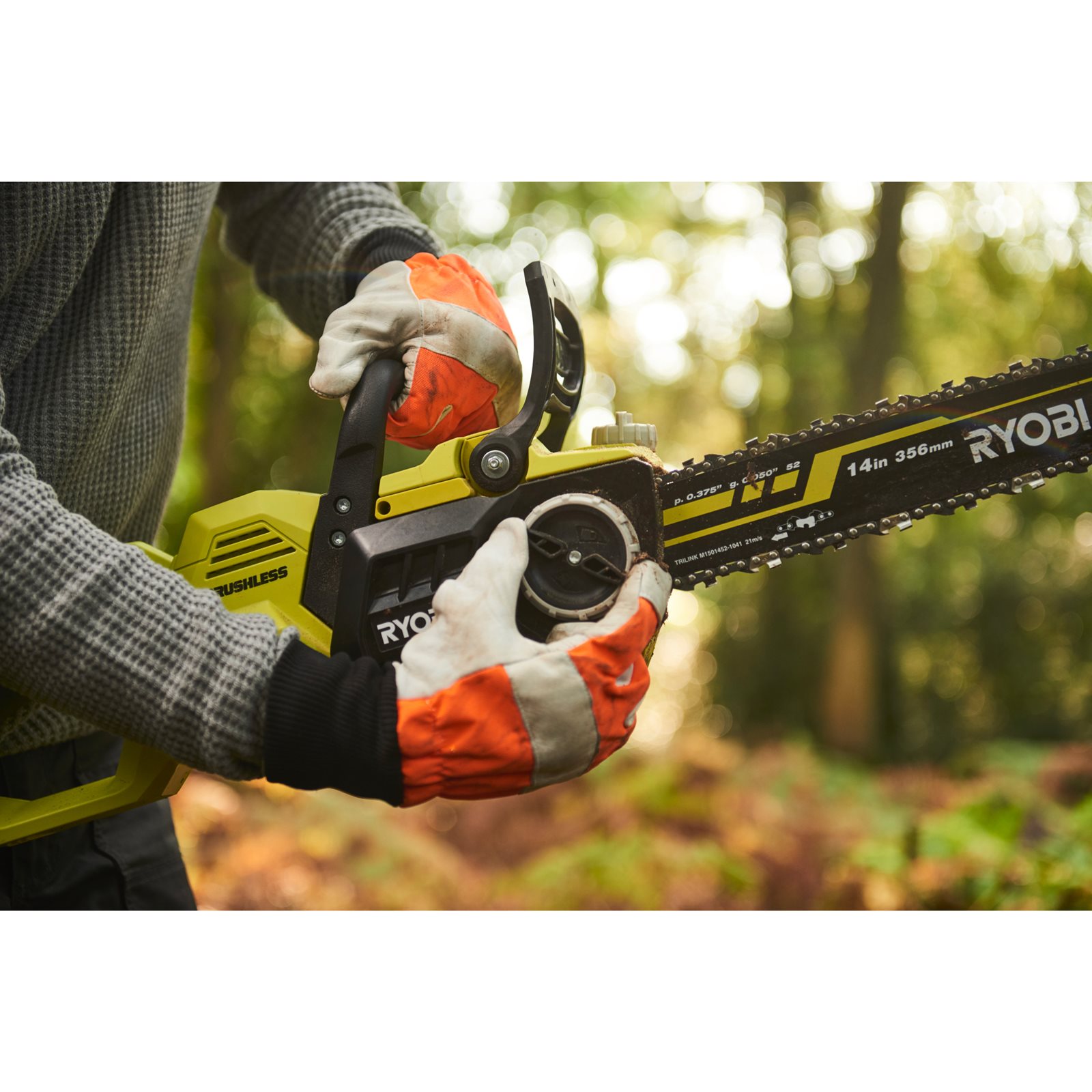 Fierăstrău cu lanț 36V MAX POWER , motor fără perii, lamă 35cm (1 x 5,0Ah) Ryobi RY36CSX35A-150 - in utilizare 1