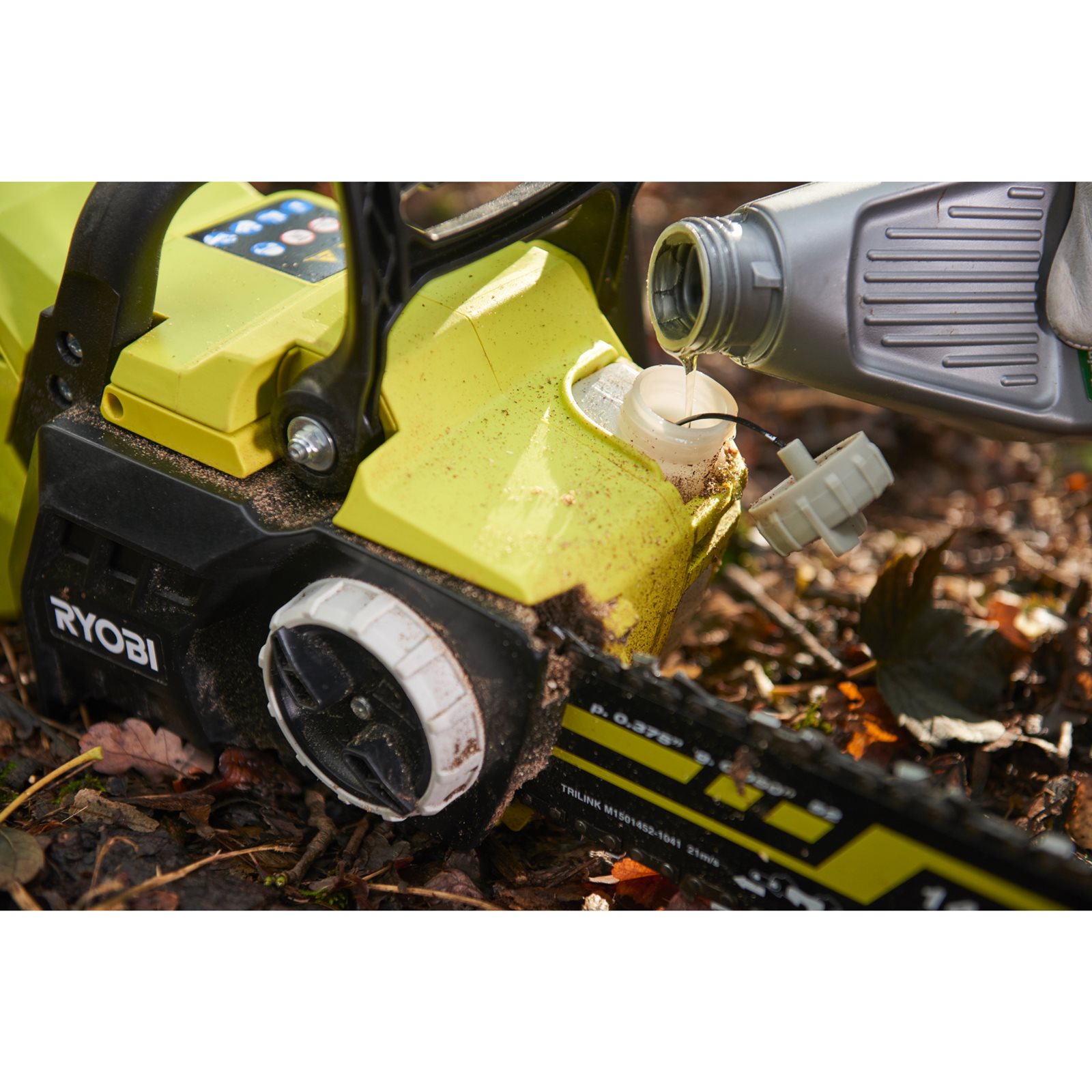 Fierăstrău cu lanț 36V MAX POWER , motor fără perii, lamă 35cm (1 x 5,0Ah) Ryobi RY36CSX35A-150 - in utilizare 3