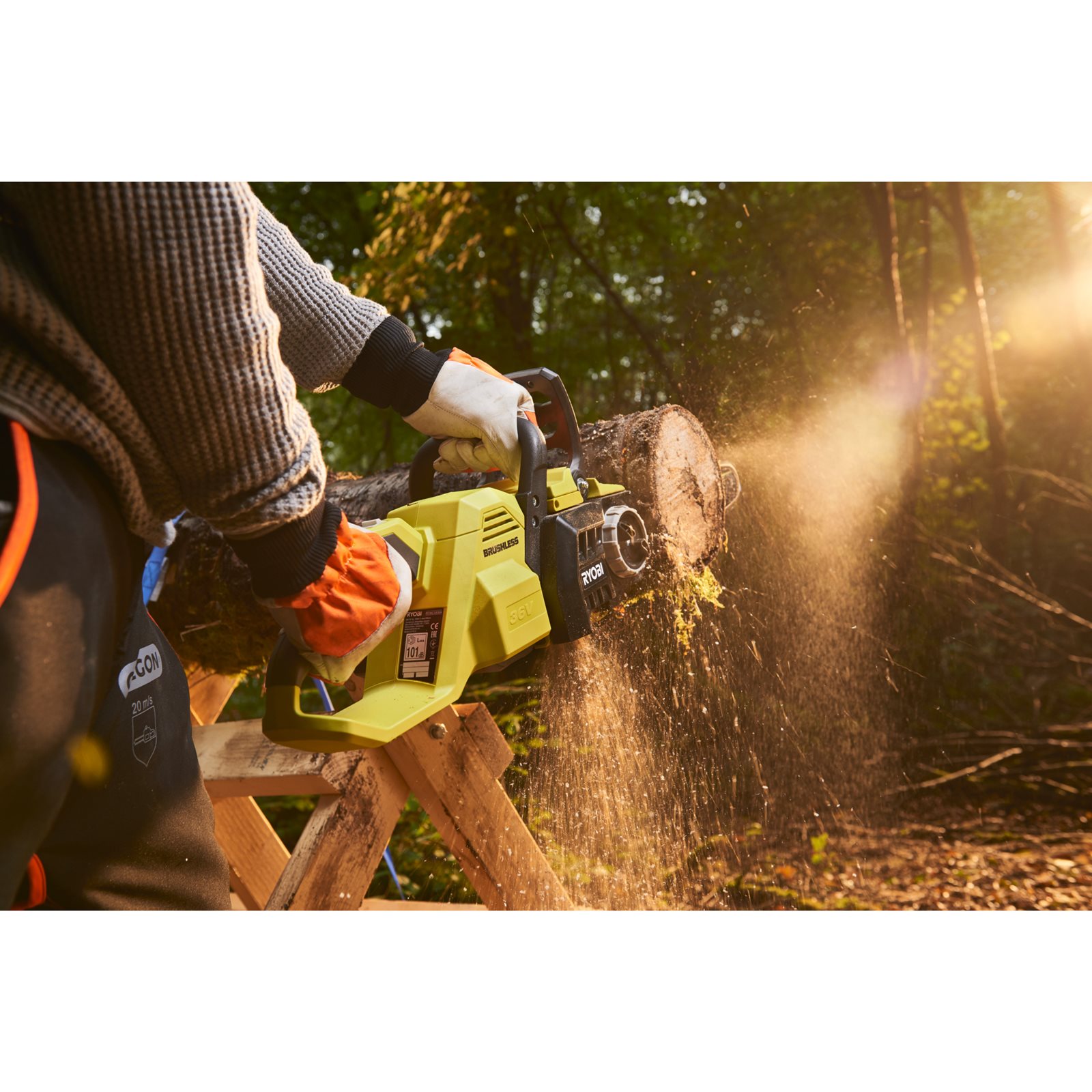 Fierăstrău cu lanț 36V MAX POWER , motor fără perii, lamă 35cm (1 x 5,0Ah) Ryobi RY36CSX35A-150 - in utilizare 4