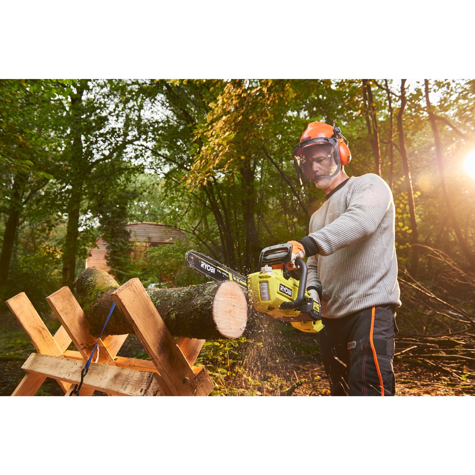 Fierăstrău cu lanț 36V MAX POWER , motor fără perii, lamă 35cm (1 x 5,0Ah) Ryobi RY36CSX35A-150 - in utilizare 7