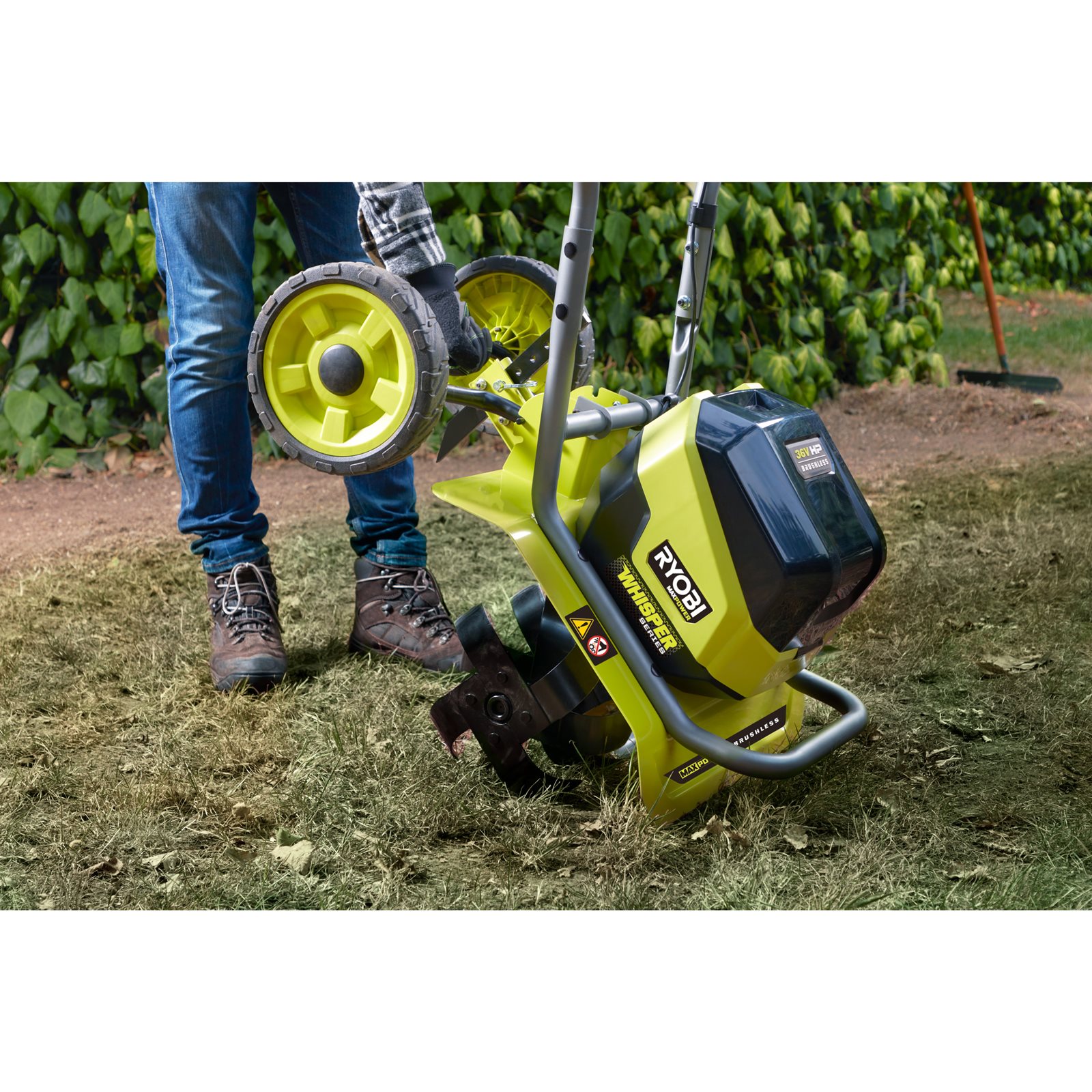 Motocultor MaxPower 36V Whisper, motor fără perii Ryobi RY36CVXA-0 - in utilizare 3